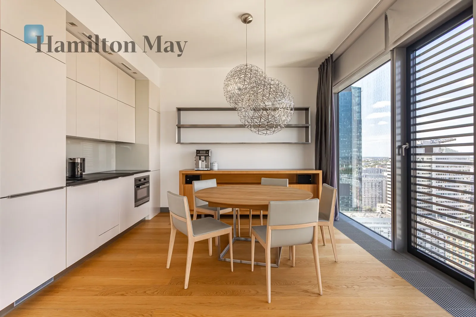 Elegant, one bedroom apartment with a view over the city skyline in the Cosmopolitan building - slider