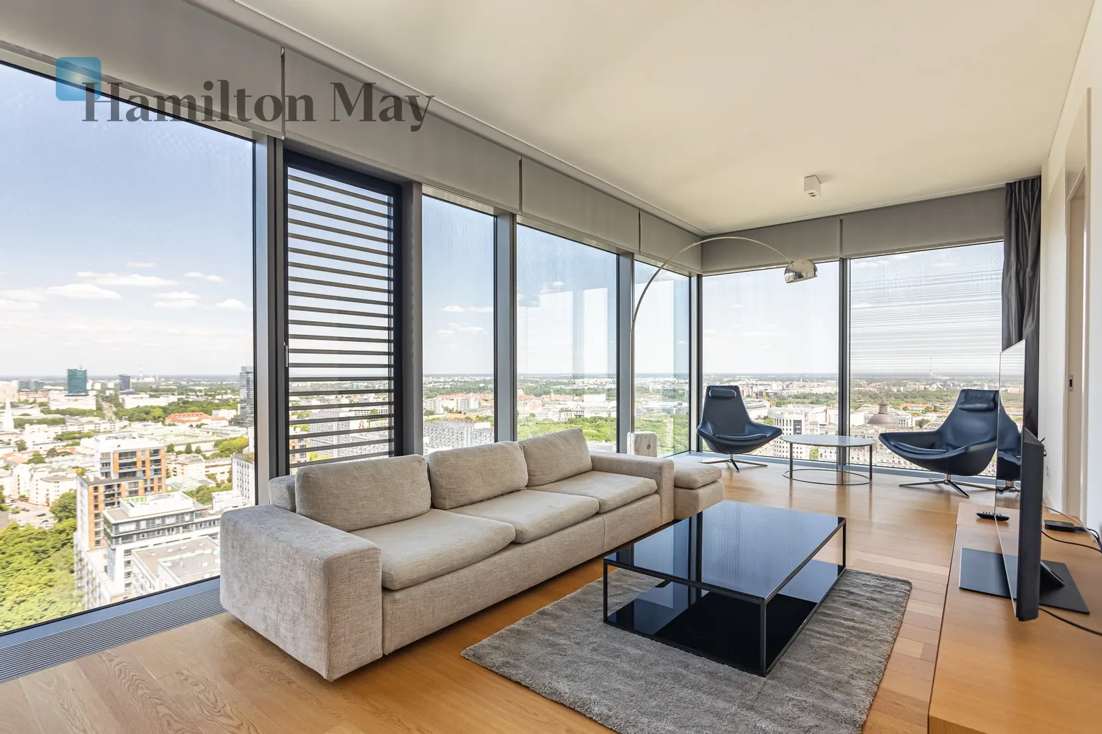Elegant, one bedroom apartment with a view over the city skyline in the Cosmopolitan building - slider