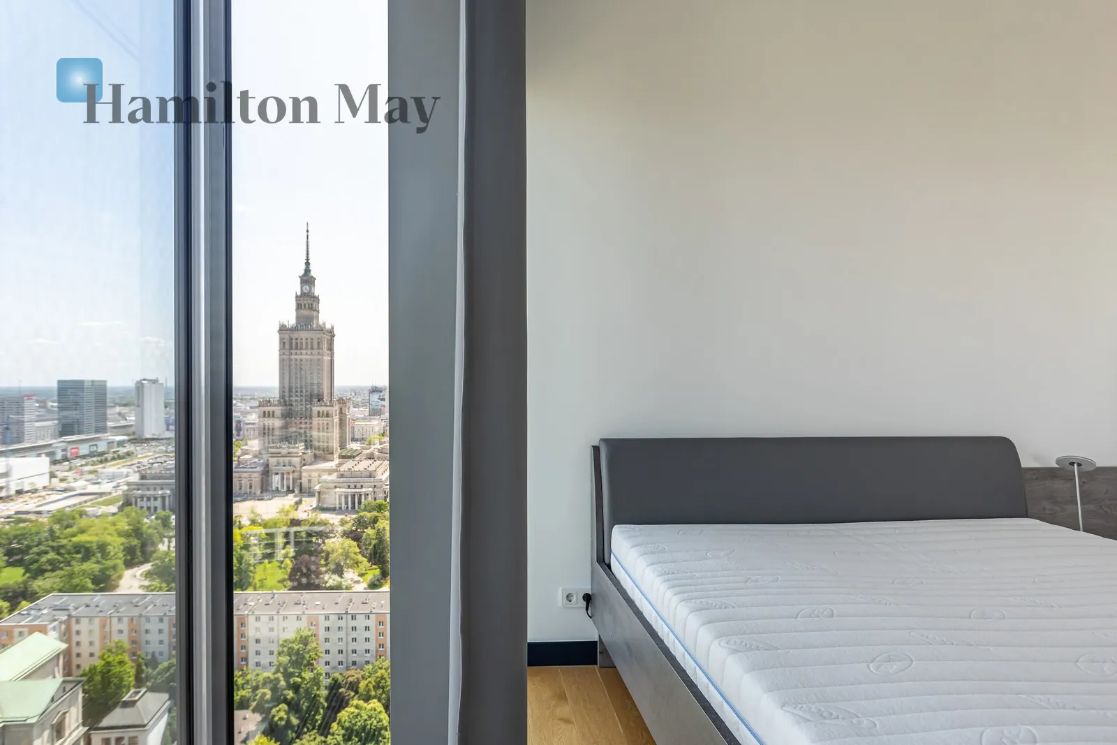 Elegancki, dwupokojowy apartament z widokiem na panoramę Warszawy w budynku Cosmopolitan