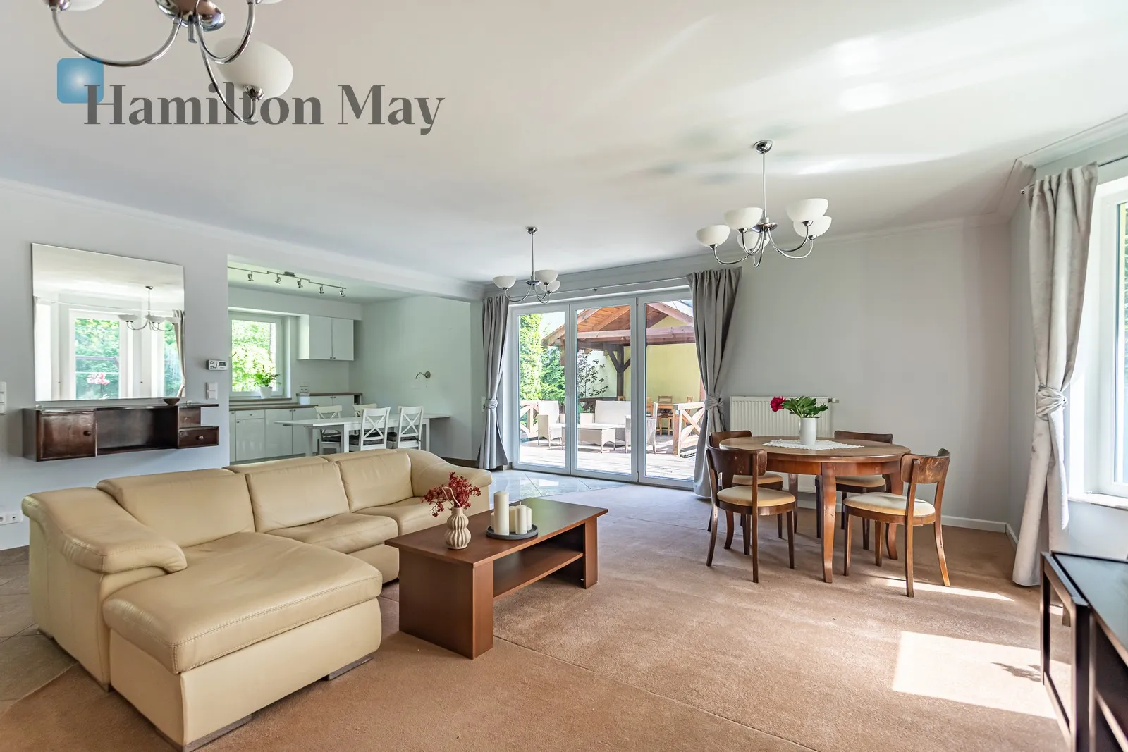 Street: Matejki Region: Józefów Distance to centre: 18.83 km Price: 9500 PLN Bedrooms: 4 Bathrooms: 3 Plot size: 880m2 Price/m2: 44 PLN - slider