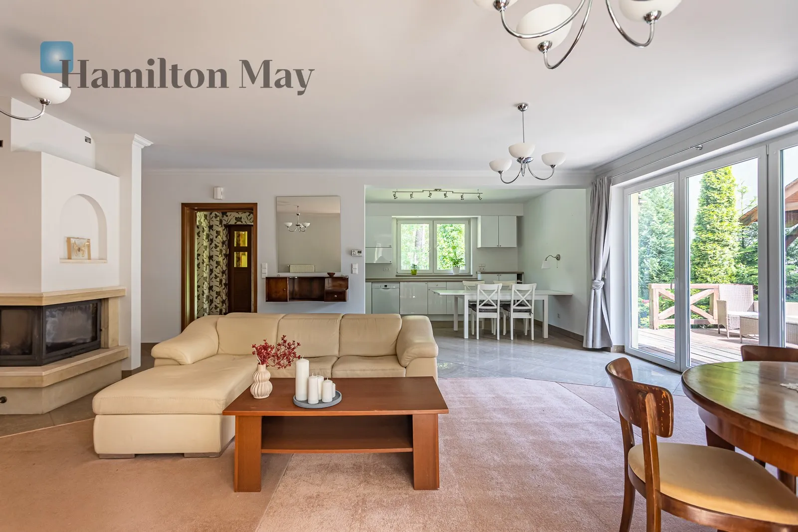 City: Józefów Street: Matejki Region: Józefów Distance to centre: 18.83 km Price: 9500 PLN Bedrooms: 4 Bathrooms: 3 Plot size: 880m2 - slider