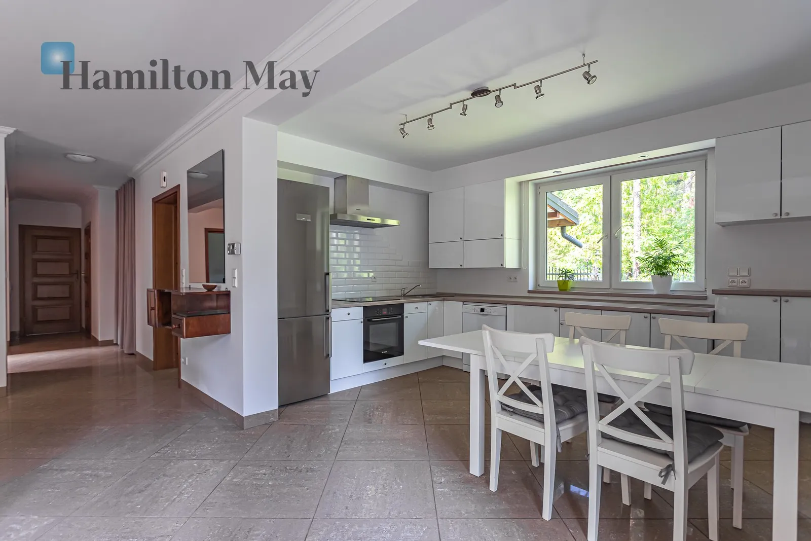 City: Józefów Street: Matejki Region: Józefów Distance to centre: 18.83 km Price: 9500 PLN Bedrooms: 4 - slider