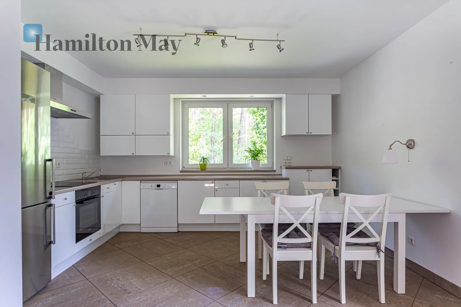 Street: Matejki Region: Józefów Distance to centre: 18.83 km Price: 9500 PLN Bedrooms: 4 Bathrooms: 3 - slider