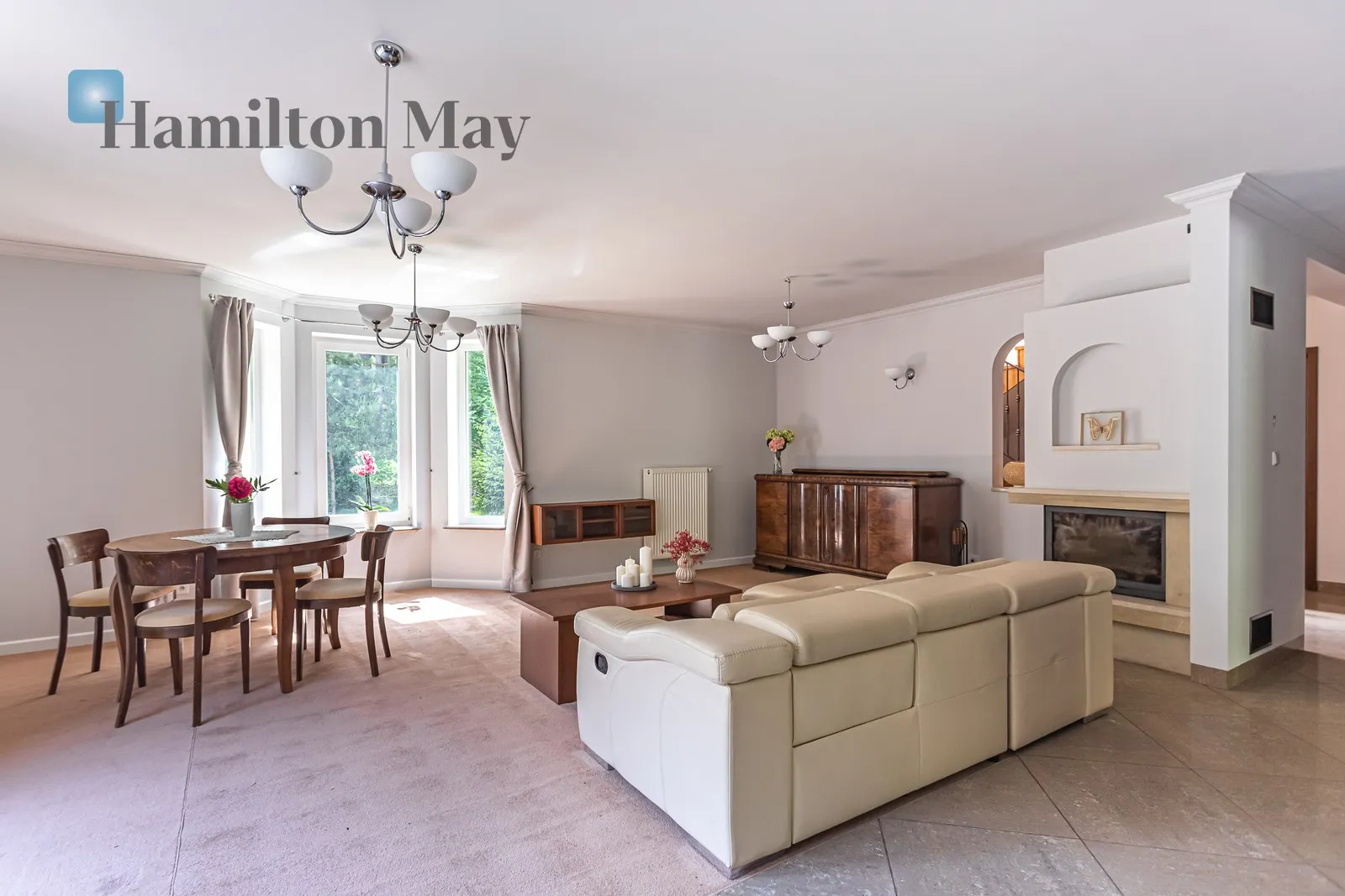 Street: Matejki Region: Józefów Distance to centre: 18.83 km Price: 9500 PLN Bedrooms: 4 Bathrooms: 3 Plot size: 880m2 - slider