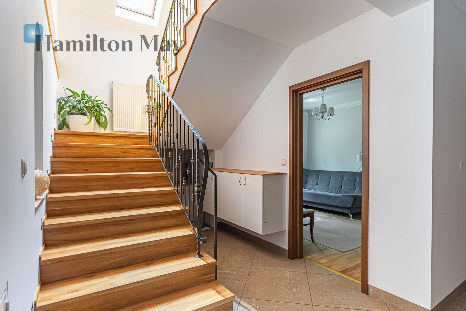 Distance to centre: 18.83 km Price: 9500 PLN Bedrooms: 4 Bathrooms: 3 Plot size: 880m2 Price/m2: 44 PLN - slider
