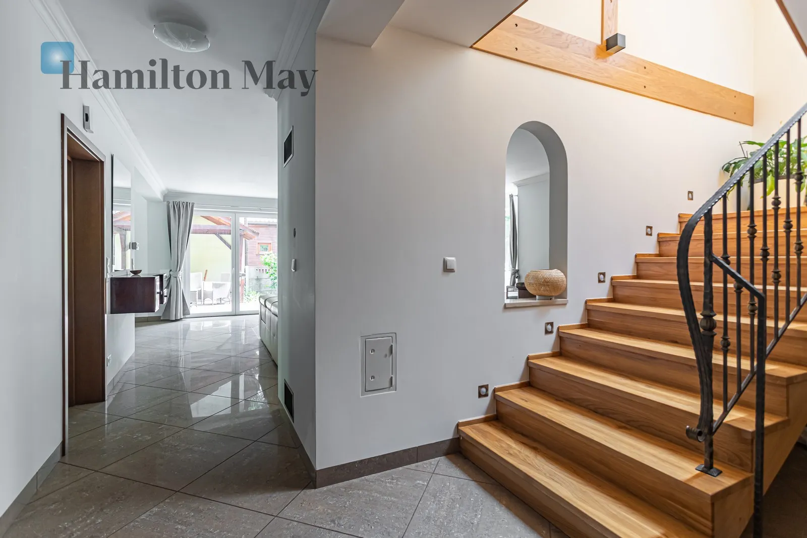 Street: Matejki Region: Józefów Distance to centre: 18.83 km Price: 9500 PLN Bedrooms: 4 - slider