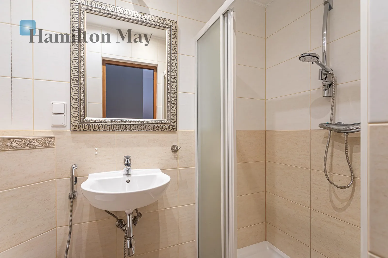 Region: Józefów Distance to centre: 18.83 km Price: 9500 PLN Bedrooms: 4 Bathrooms: 3 - slider