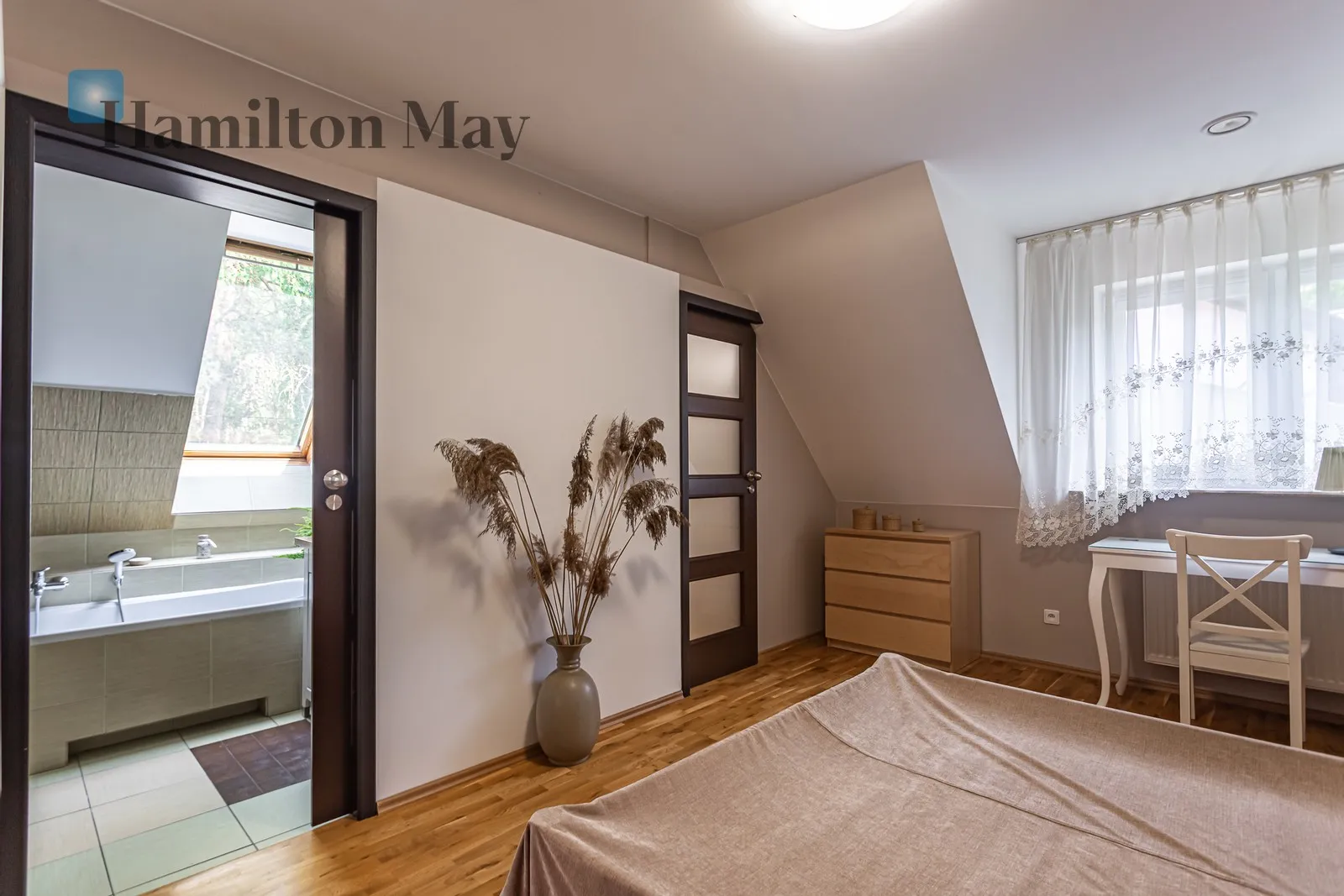 Distance to centre: 18.83 km Price: 9500 PLN Bedrooms: 4 - slider