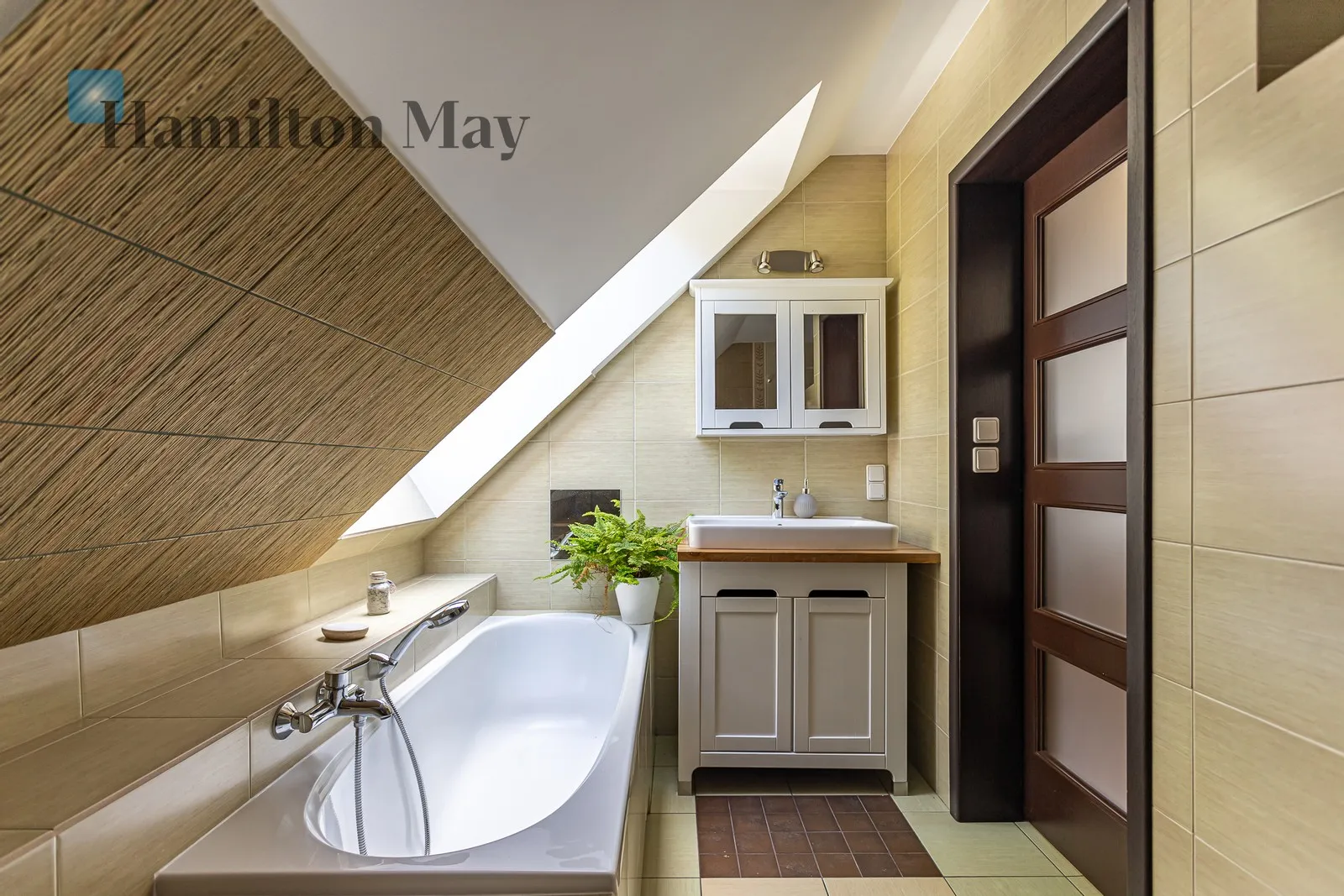 Bedrooms: 4 Bathrooms: 3 Plot size: 880m2 - slider