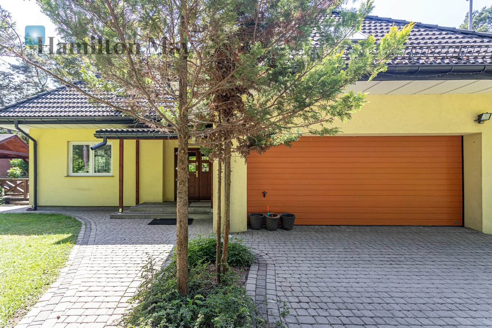 Price: 9500 PLN Bedrooms: 4 Bathrooms: 3 Plot size: 880m2 - slider