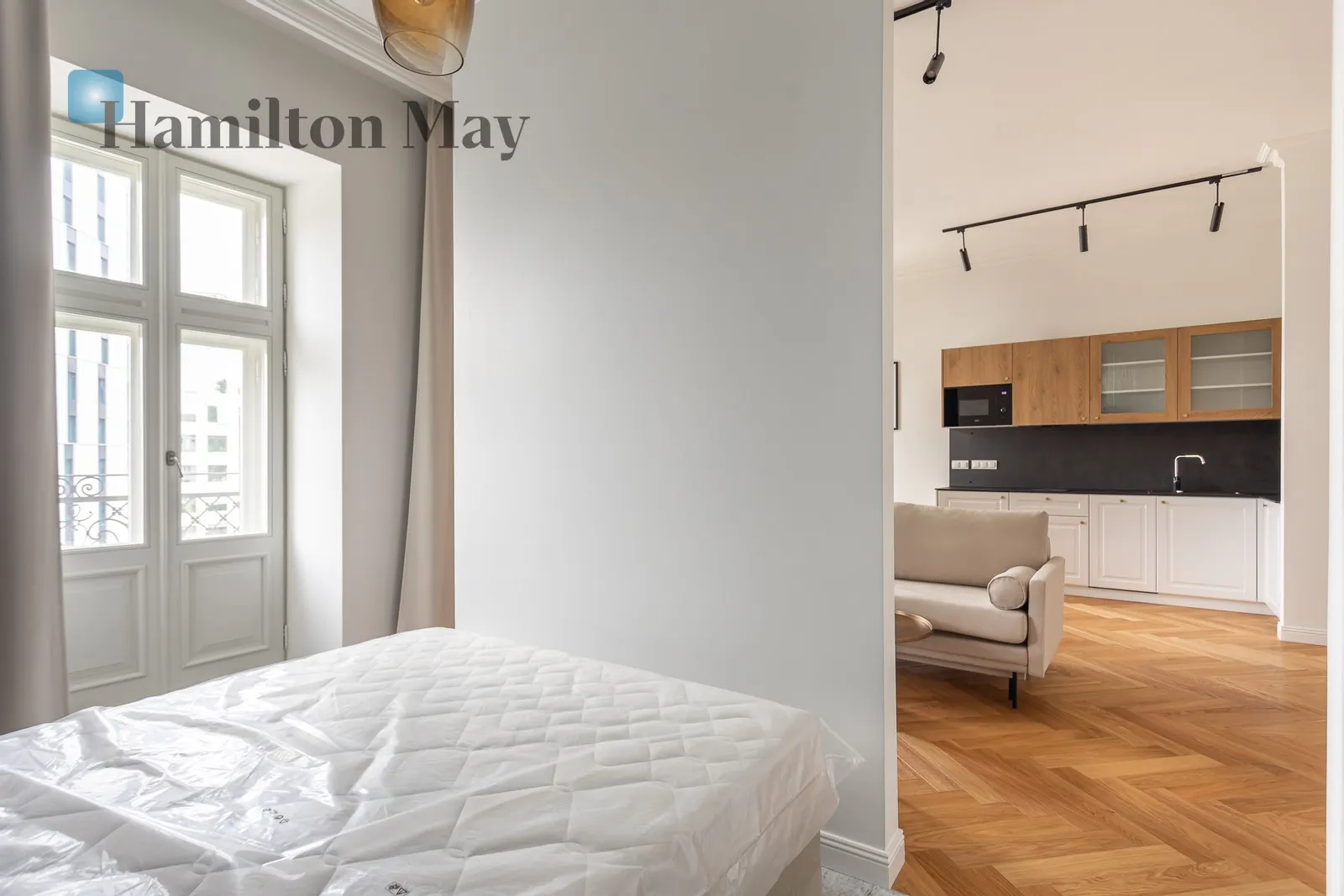 Street: Złota Region: Wola Subregion: Mirów Distance to centre: 1.16 km Level: 6 - slider