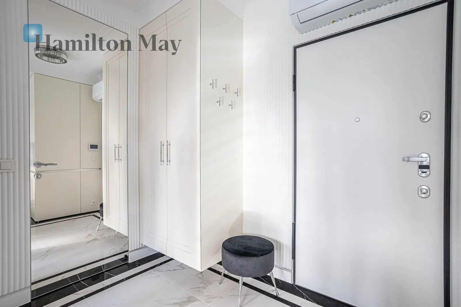 City: Warszawa Street: Stanisława Augusta Region: Praga-Południe Subregion: Kamionek Distance to centre: 4.06 km Level: 1 Price: 5000 PLN Bedrooms: 1 - slider