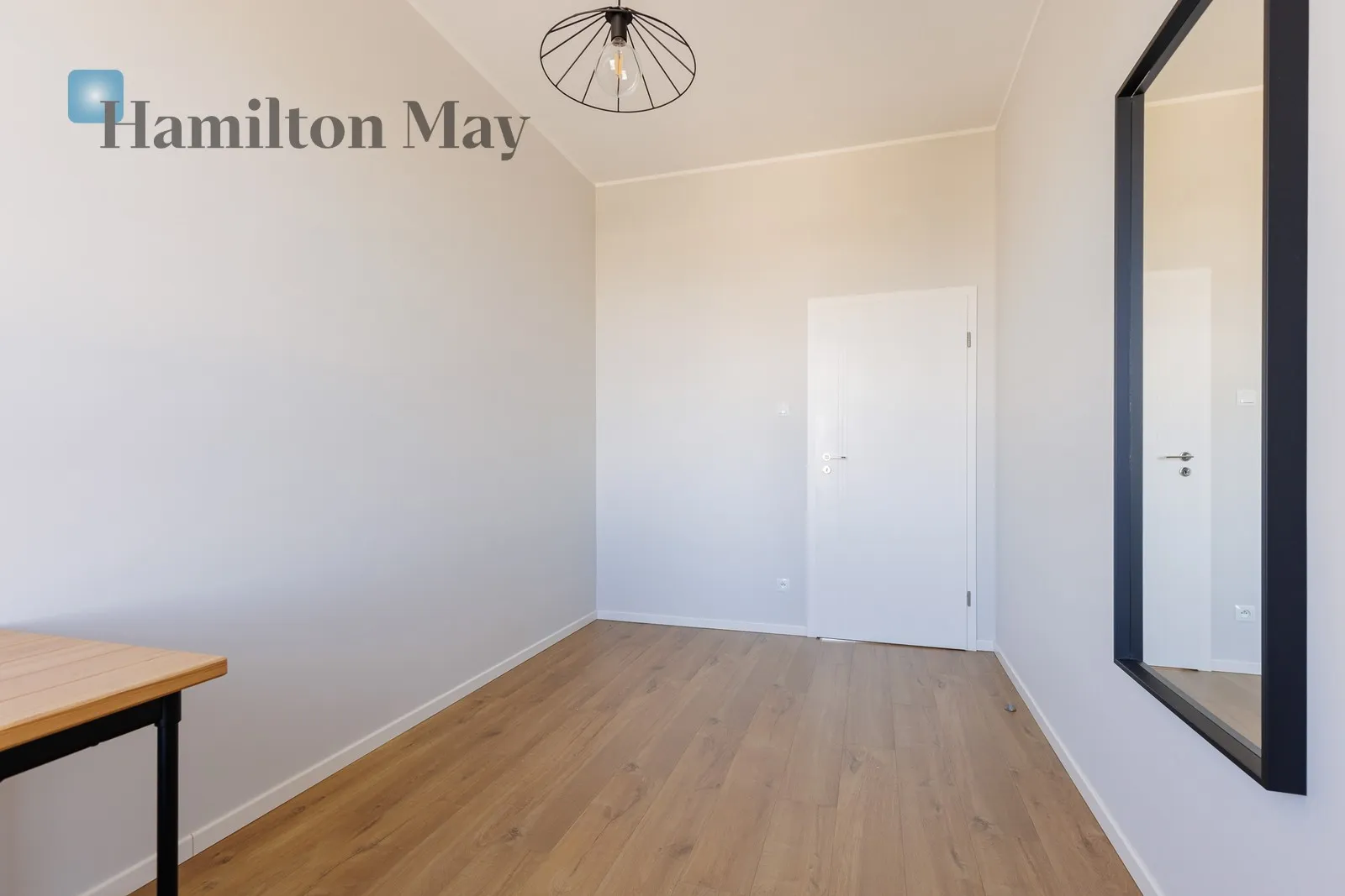 Beautiful, modern, three-room apartment with a balcony overlooking the city skyline - slider