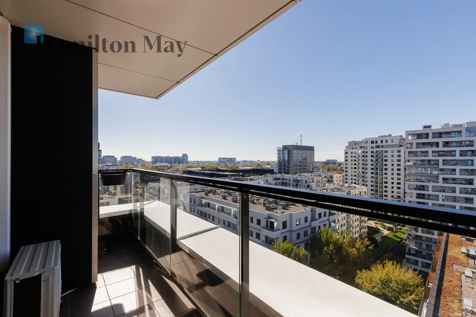 Beautiful, modern, three-room apartment with a balcony overlooking the city skyline - slider
