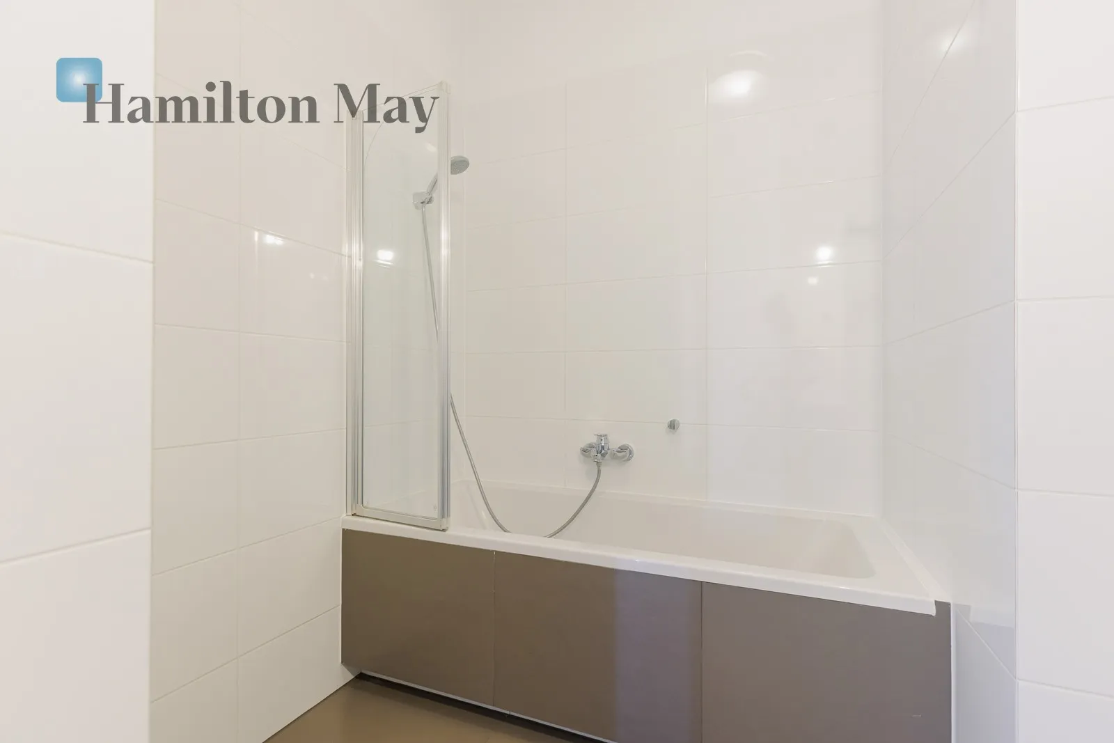 Beautiful, modern, three-room apartment with a balcony overlooking the city skyline - slider