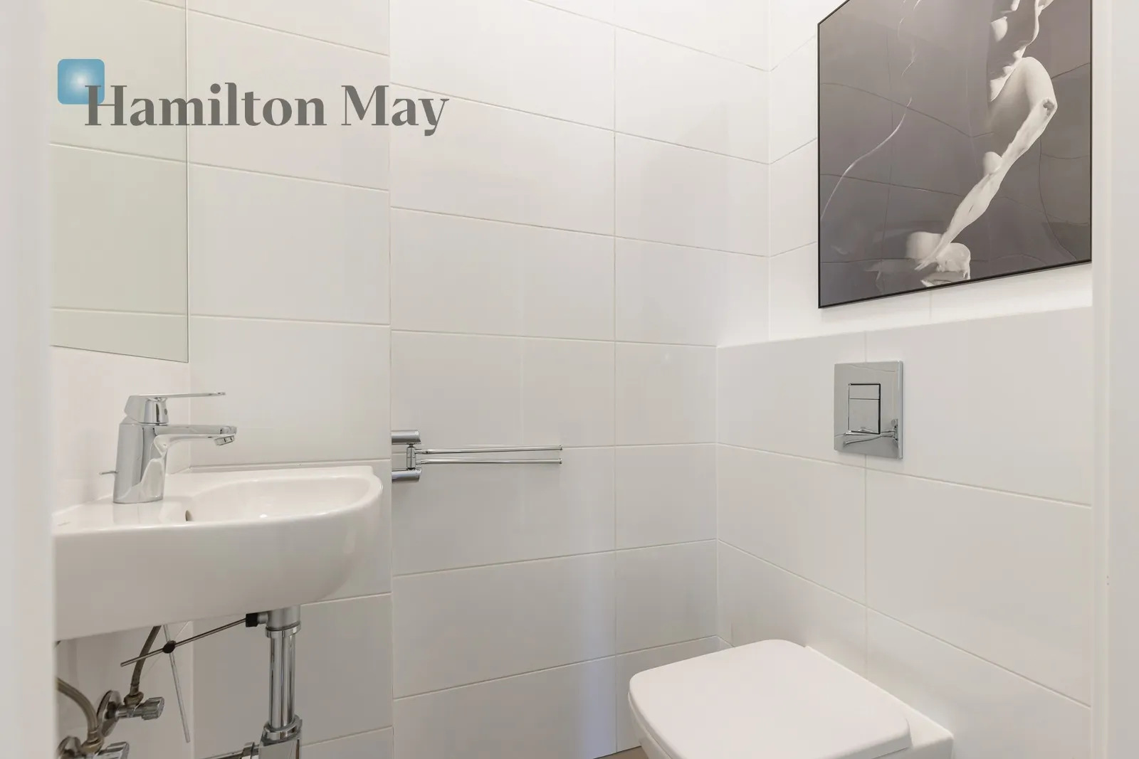 Beautiful, modern, three-room apartment with a balcony overlooking the city skyline - slider