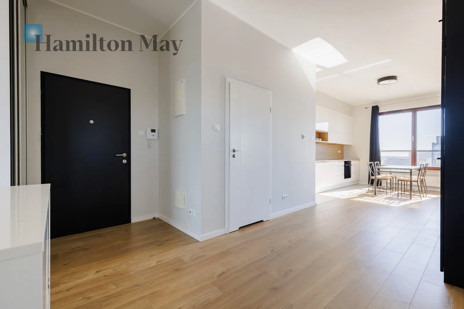 Beautiful, modern, three-room apartment with a balcony overlooking the city skyline - slider