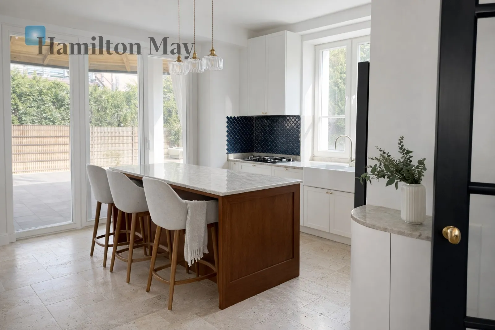 City: Warszawa Street: Obserwatorów Region: Mokotów Subregion: Stegny Distance to centre: 4.83 km Price: 22500 PLN Bedrooms: 5 Bathrooms: 3 - slider