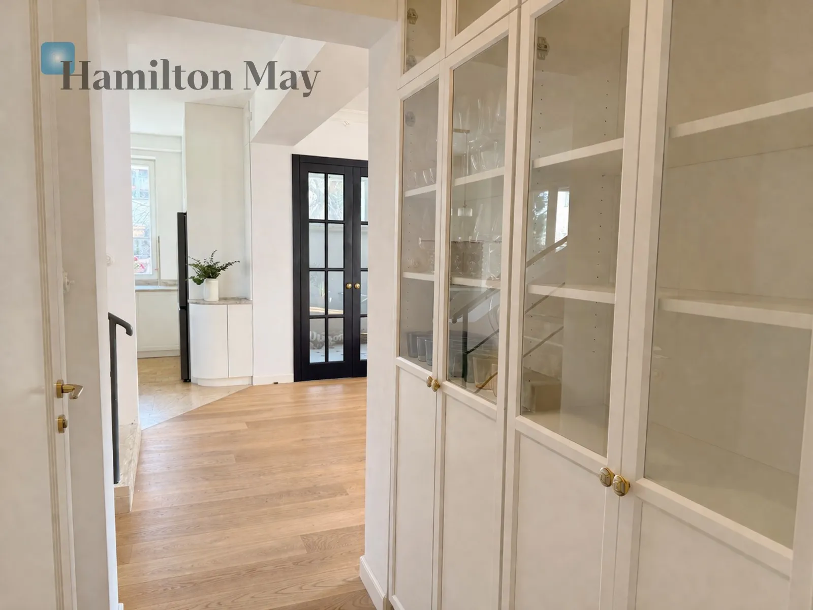 Region: Mokotów Subregion: Stegny Distance to centre: 4.83 km Price: 22500 PLN Bedrooms: 5 Bathrooms: 3 Plot size: 600m2 - slider