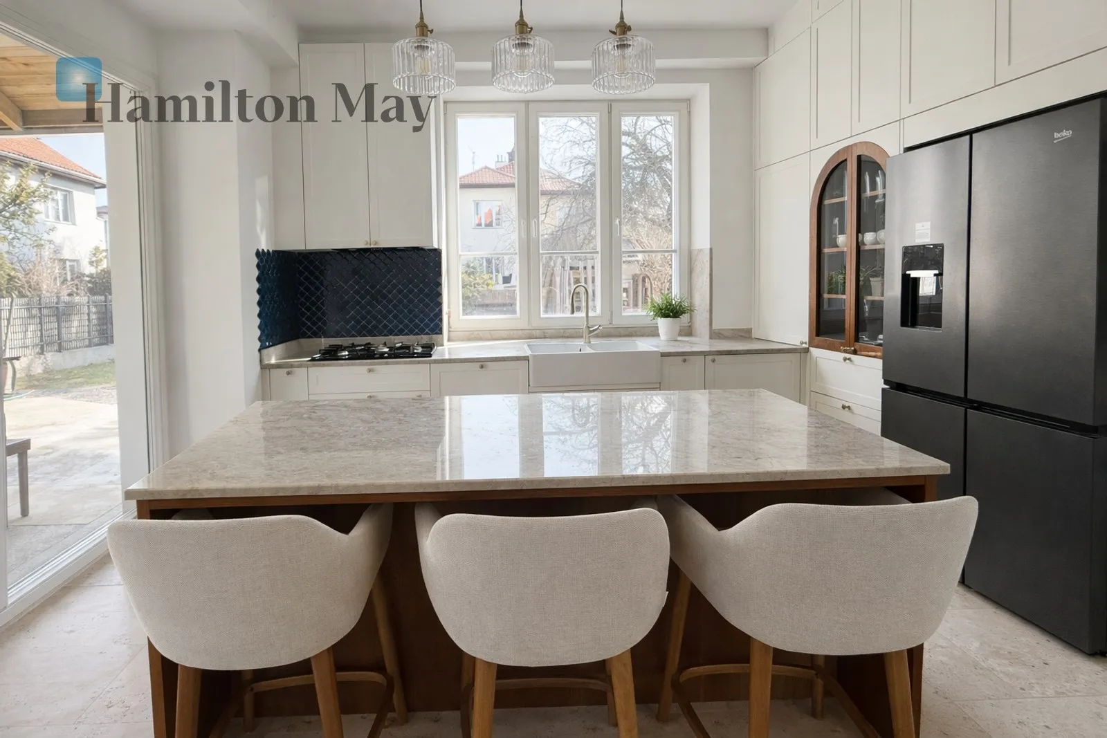 Street: Obserwatorów Region: Mokotów Subregion: Stegny Distance to centre: 4.83 km Price: 22500 PLN Bedrooms: 5 Bathrooms: 3 Plot size: 600m2 - slider