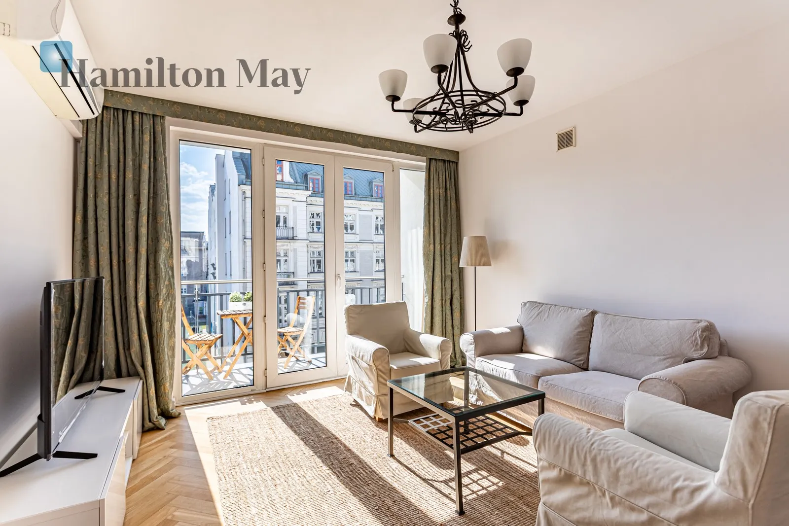 City: Warszawa Street: Foksal Region: Śródmieście Subregion: Śródmieście Północne Distance to centre: 0.84 km Level: 4 Price: 8000 PLN Bedrooms: 2 Bathrooms: 1 Size: 82m2 - slider