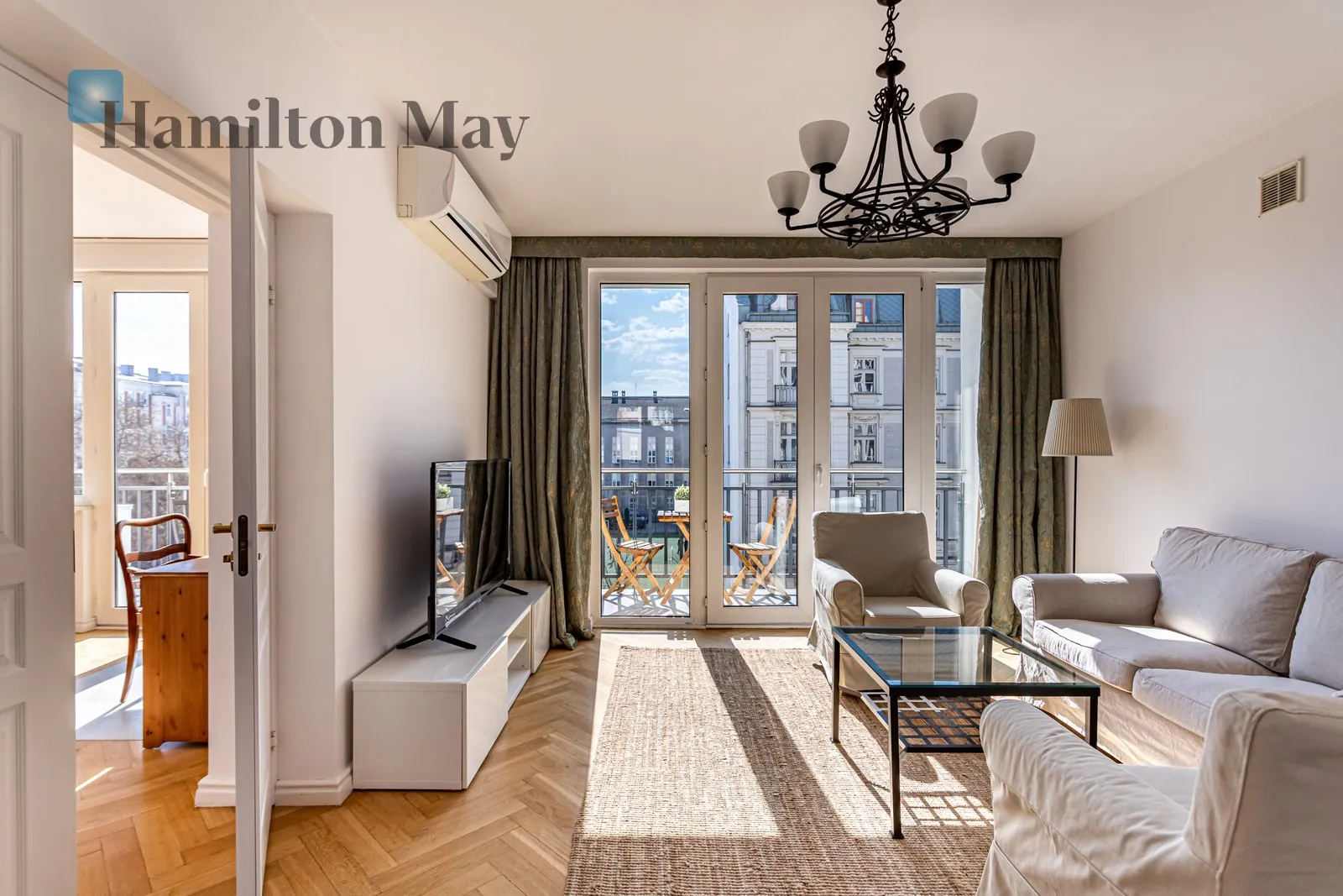 Street: Foksal Region: Śródmieście Subregion: Śródmieście Północne Distance to centre: 0.84 km Level: 4 Price: 8000 PLN Bedrooms: 2 Bathrooms: 1 Size: 82m2 Price/m2: 98 PLN - slider