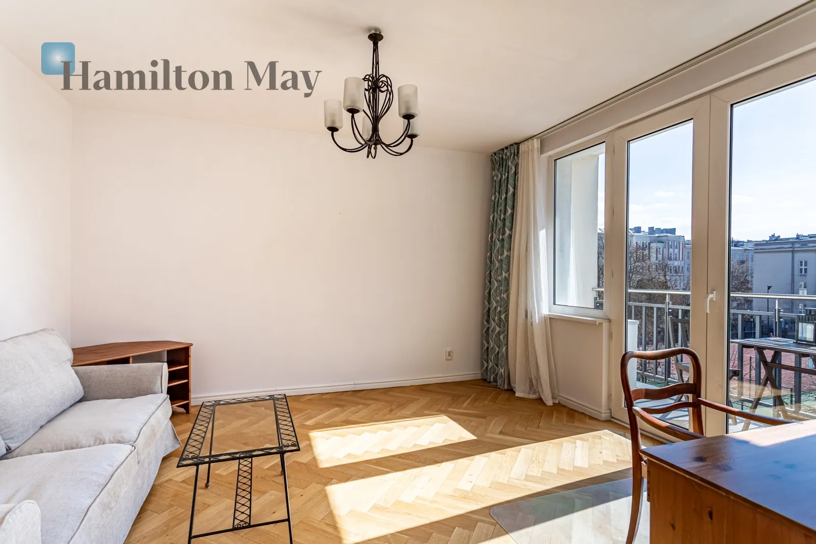 Street: Foksal Region: Śródmieście Subregion: Śródmieście Północne Distance to centre: 0.84 km Level: 4 Price: 8000 PLN Bedrooms: 2 Bathrooms: 1 Size: 82m2 - slider