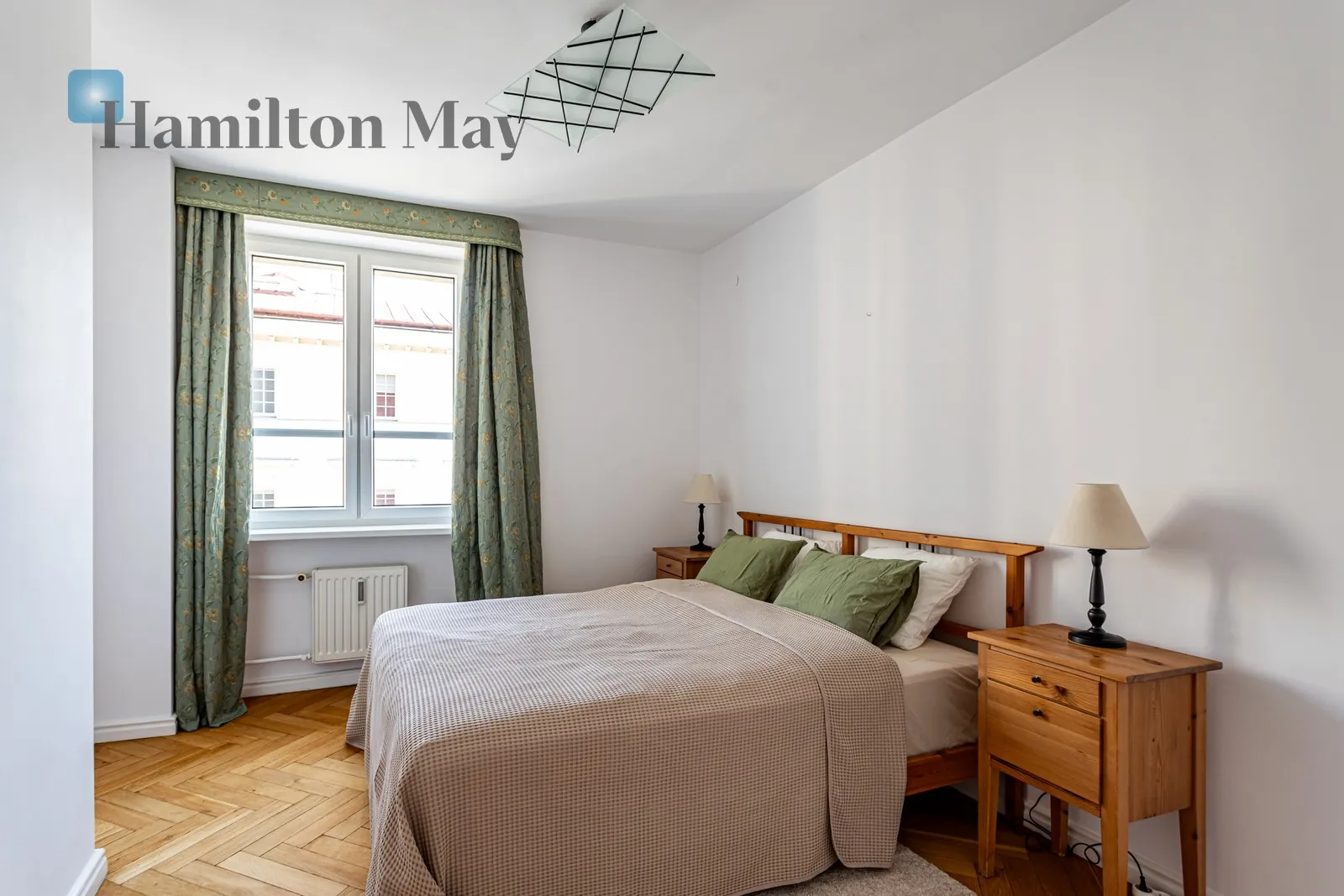 City: Warszawa Street: Foksal Region: Śródmieście Subregion: Śródmieście Północne Distance to centre: 0.84 km Level: 4 Price: 8000 PLN Bedrooms: 2 - slider