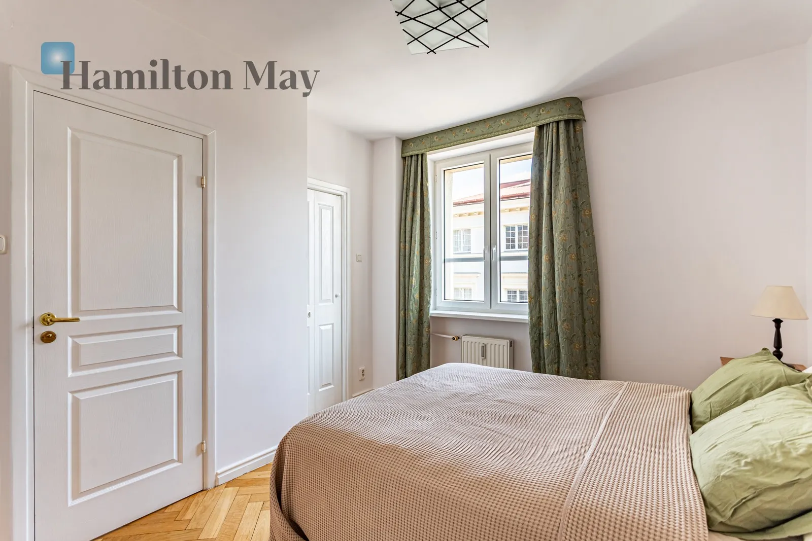 Street: Foksal Region: Śródmieście Subregion: Śródmieście Północne Distance to centre: 0.84 km Level: 4 Price: 8000 PLN Bedrooms: 2 Bathrooms: 1 - slider