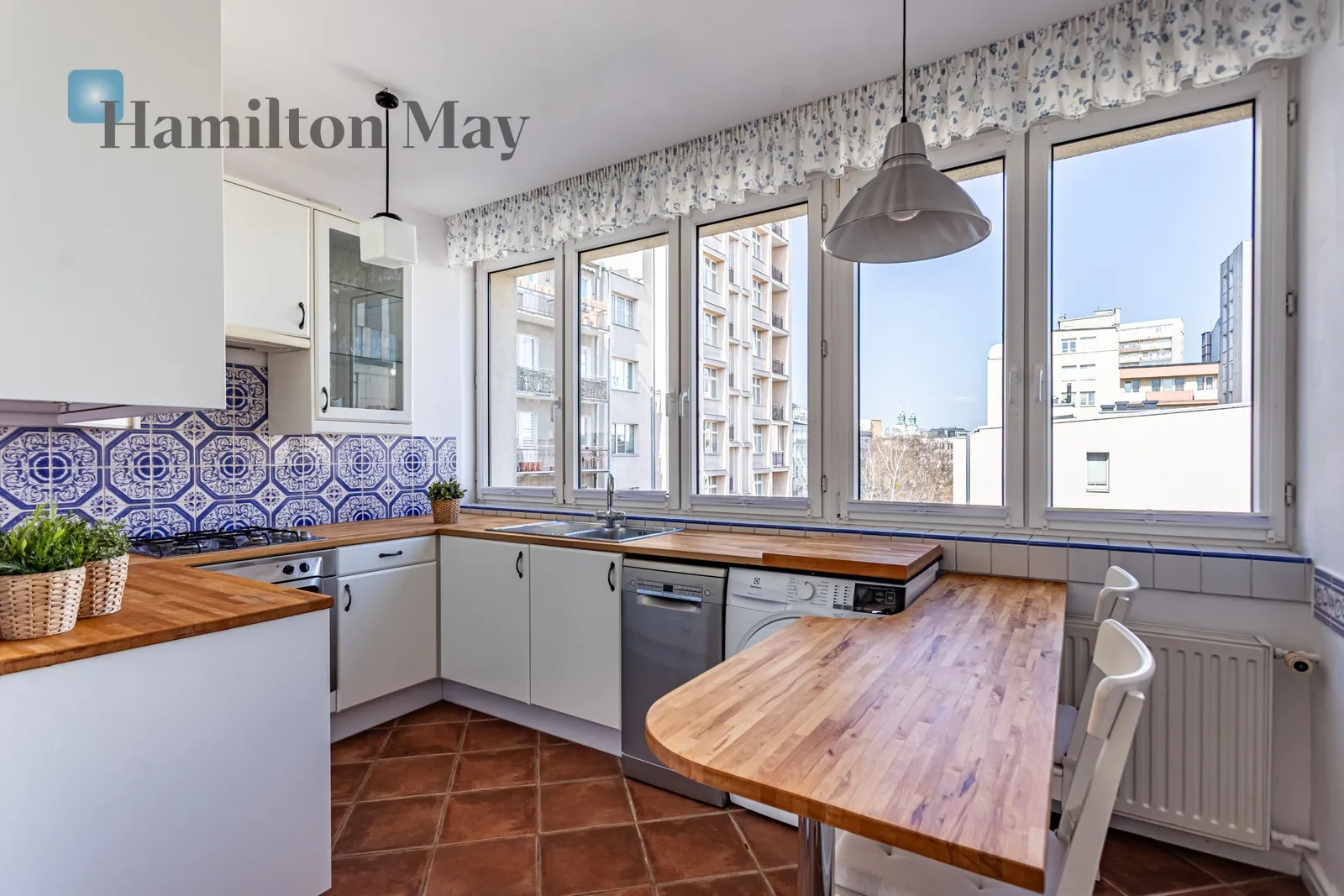 Subregion: Śródmieście Północne Distance to centre: 0.84 km Level: 4 Price: 8000 PLN Bedrooms: 2 Bathrooms: 1 Size: 82m2 - slider