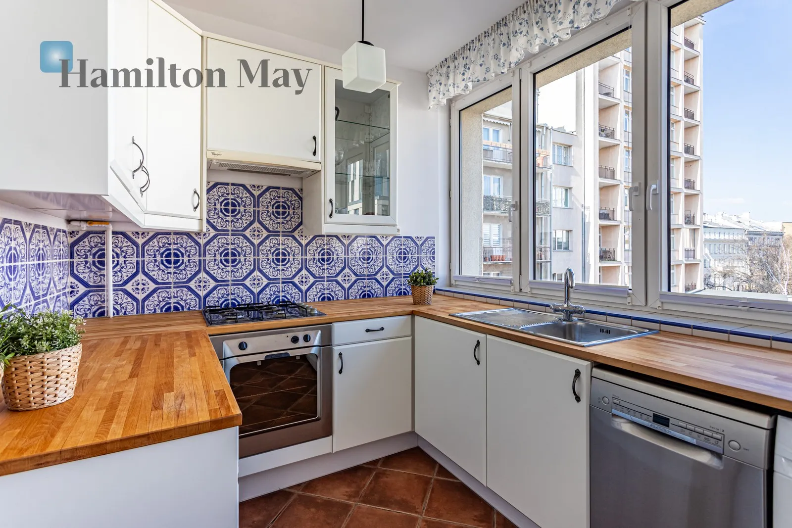 Distance to centre: 0.84 km Level: 4 Price: 8000 PLN Bedrooms: 2 Bathrooms: 1 Size: 82m2 Price/m2: 98 PLN - slider