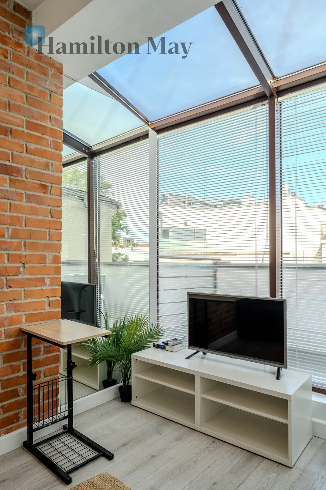 Distance to centre: 0.59 km Level: 4 Price: 3100 PLN Bedrooms: 0 Bathrooms: 1 - slider