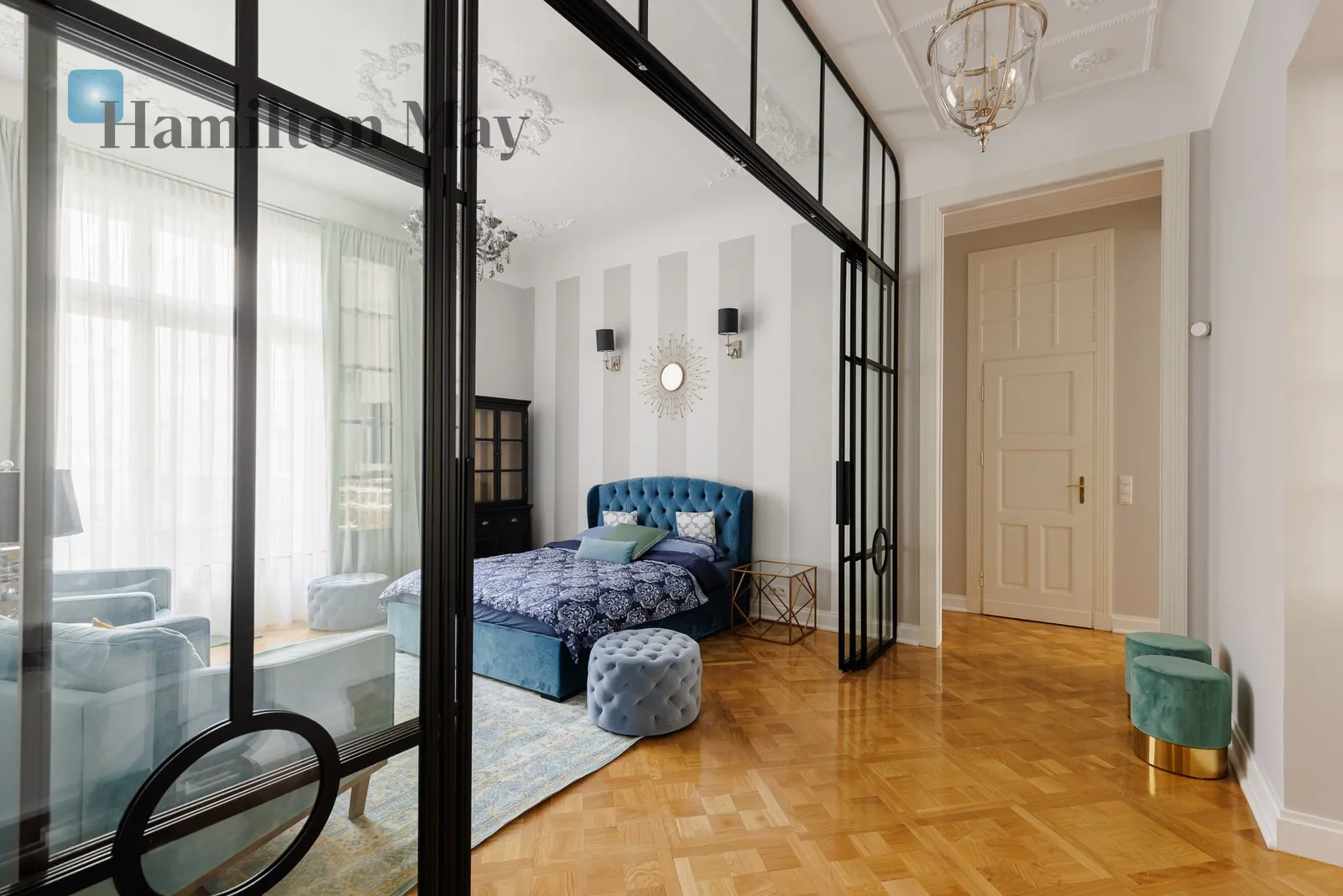 Distance to centre: 0.45 km Level: 1 Price: 25000 PLN Bedrooms: 3 Bathrooms: 2 Size: 170m2 Price/m2: 147 PLN - slider