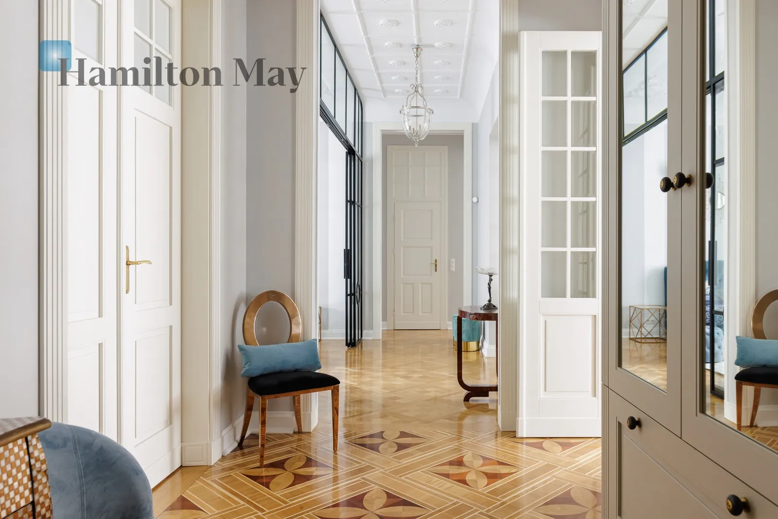 Distance to centre: 0.45 km Level: 1 Price: 25000 PLN Bedrooms: 3 Bathrooms: 2 Size: 170m2 - slider