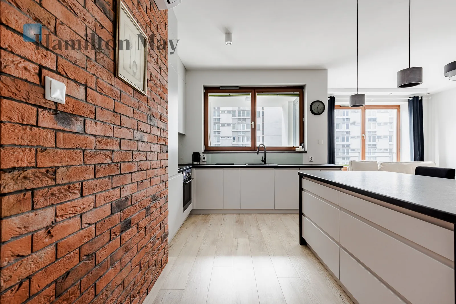 City: Warszawa Street: Grzybowska Region: Śródmieście Subregion: Śródmieście Północne Distance to centre: 1.09 km Level: 10 Price: 6500 PLN Bedrooms: 1 - slider