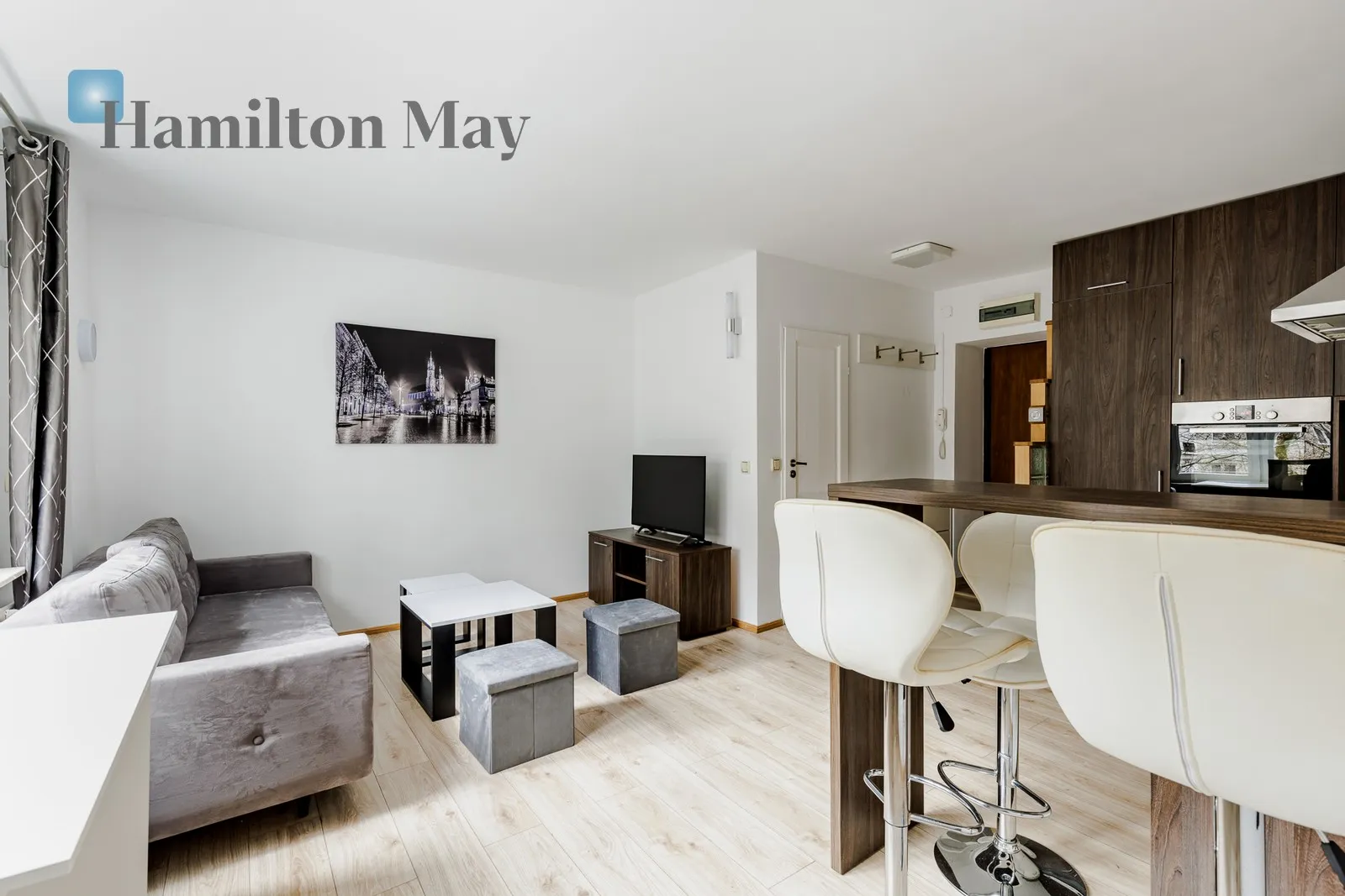 Street: Aleja Jana Pawła II Region: Śródmieście Subregion: Muranów Distance to centre: 2.53 km Level: 4 Price: 2900 PLN Bedrooms: 1 Bathrooms: 1 Size: 36m2 Price/m2: 81 PLN - slider