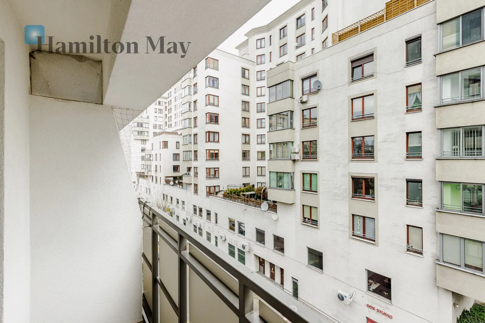 Street: Aleja Jana Pawła II Region: Śródmieście Subregion: Muranów Distance to centre: 2.53 km Level: 4 Price: 2900 PLN Bedrooms: 1 - slider