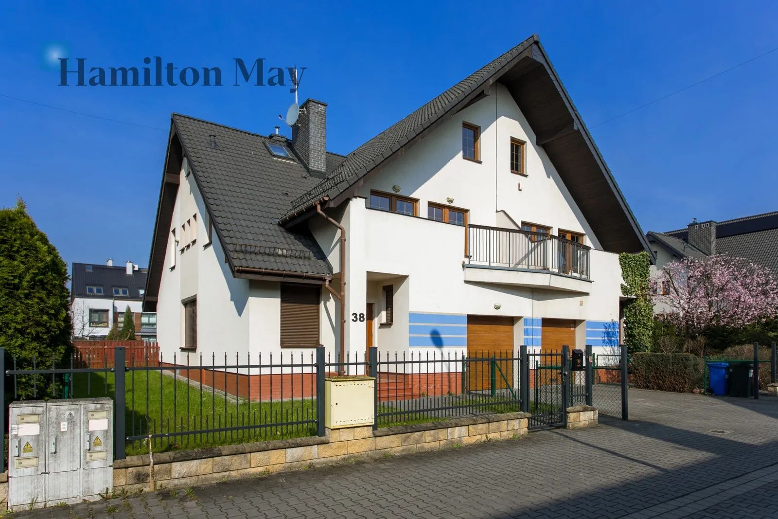 City: Wrocław Street: Agatowa Region: Krzyki Subregion: Ołtaszyn Distance to centre: 7.19 km Price: 5900 PLN Bedrooms: 4 Bathrooms: 2 Plot size: 450m2 - slider