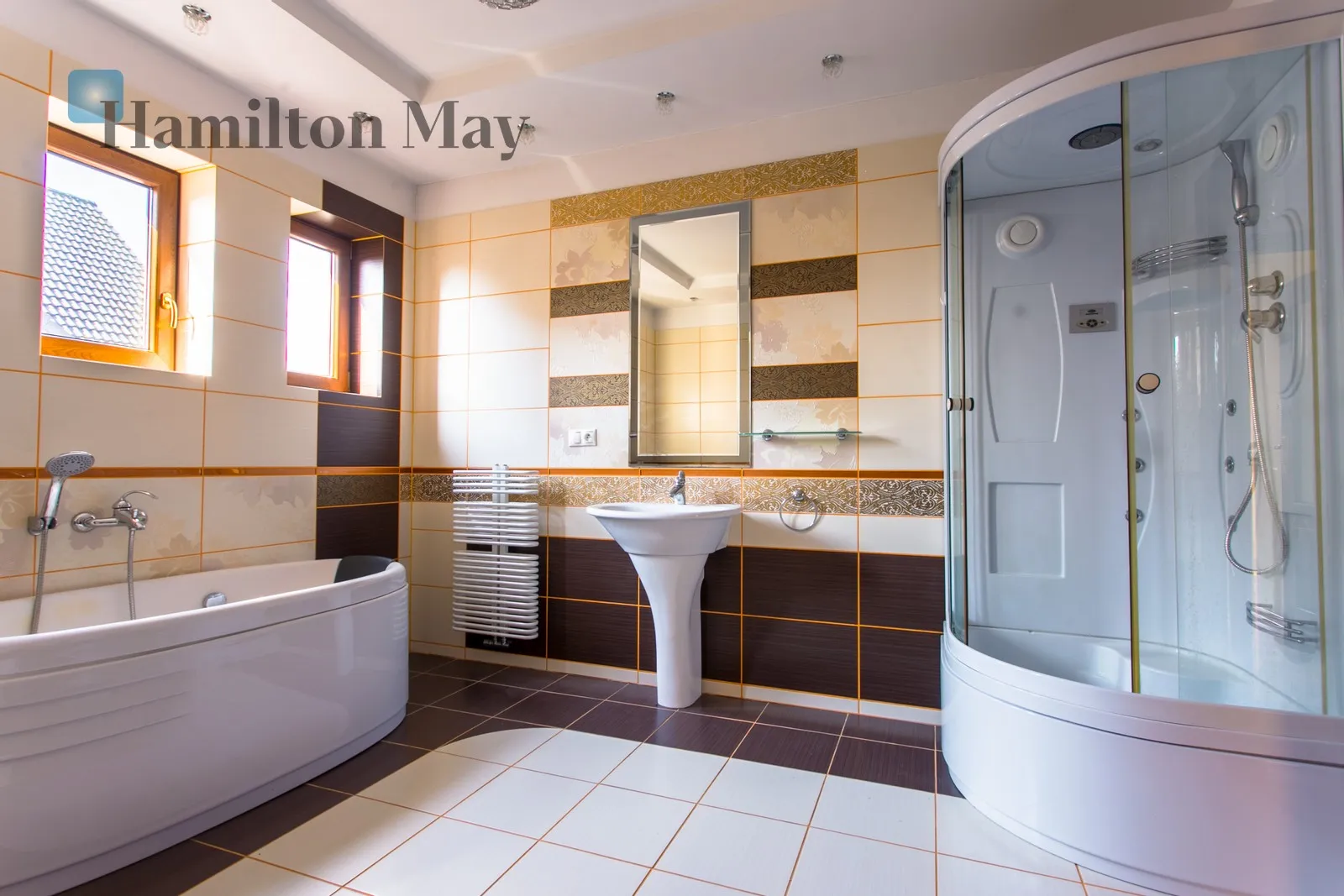 Distance to centre: 7.19 km Price: 5900 PLN Bedrooms: 4 Bathrooms: 2 Plot size: 450m2 - slider