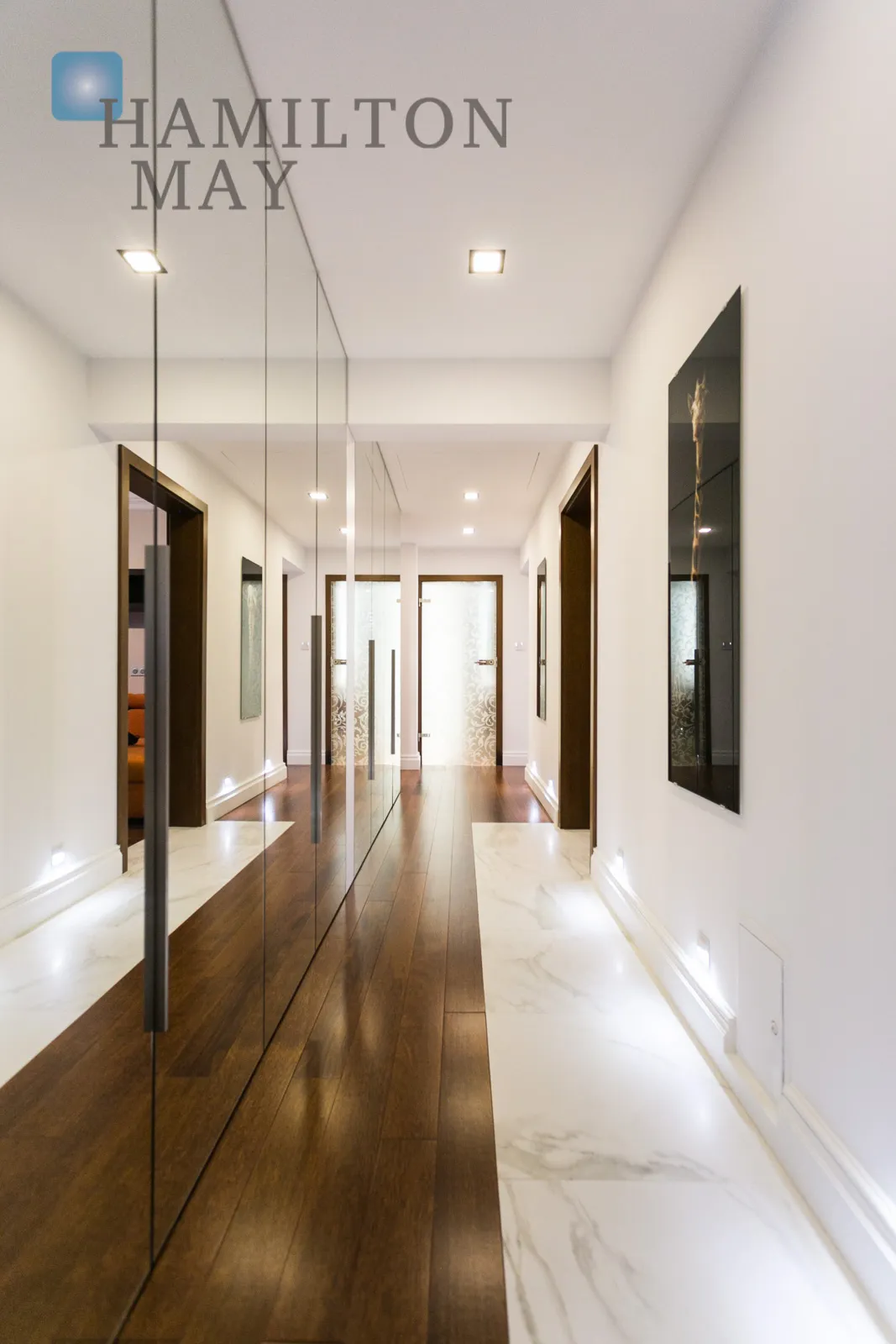 Luxurious and modern 3-bedroom apartment with a garage space in the center of Krakow, Residence Pod Złotym Globem - slider