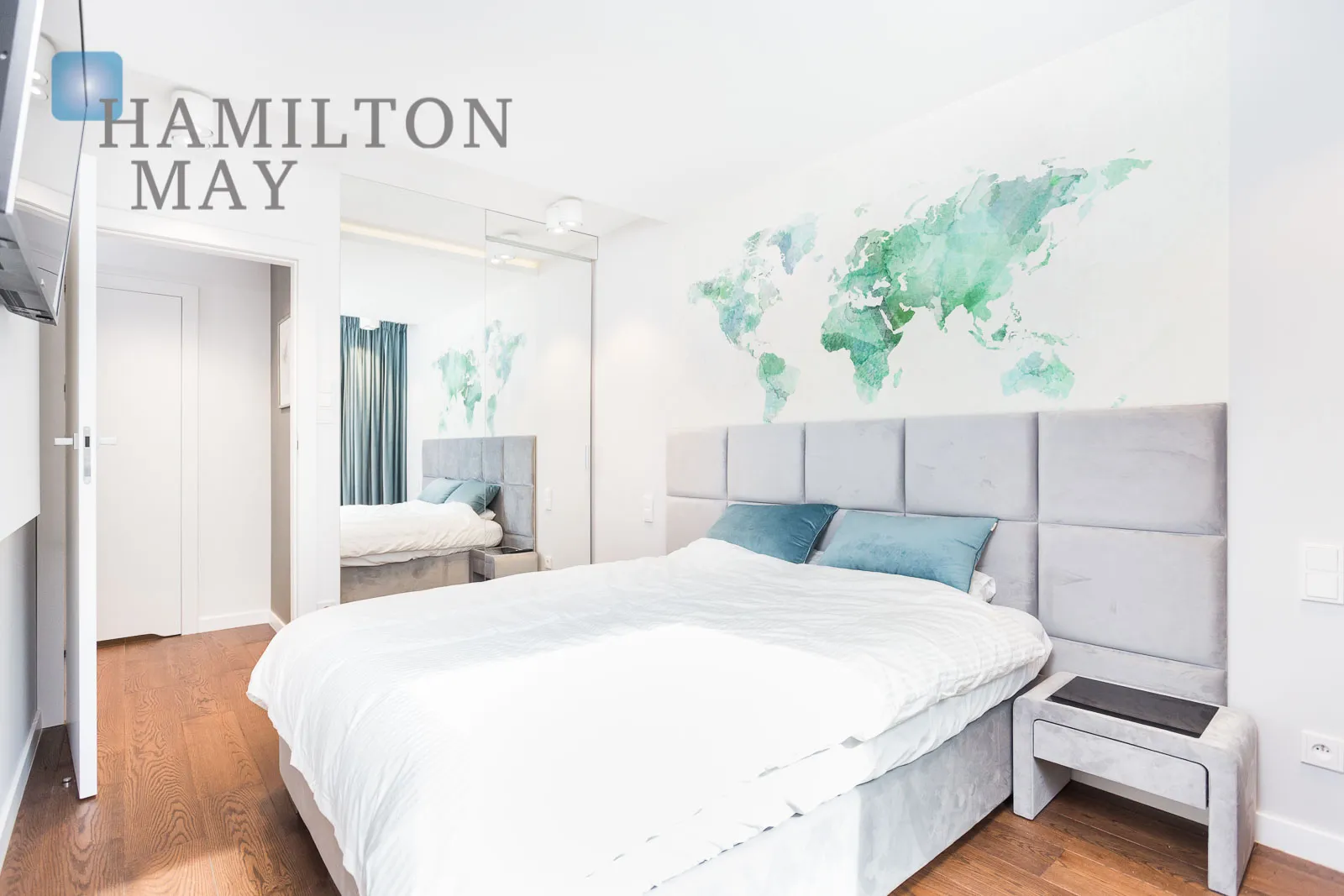 A modern, three-room apartment in the city center  - slider