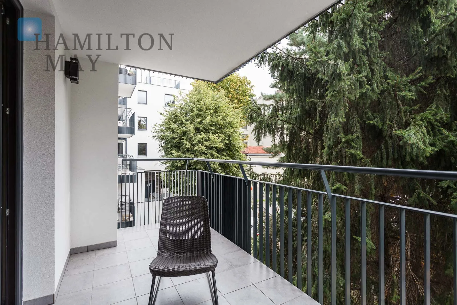 A modern, three-room apartment in the city center  - slider