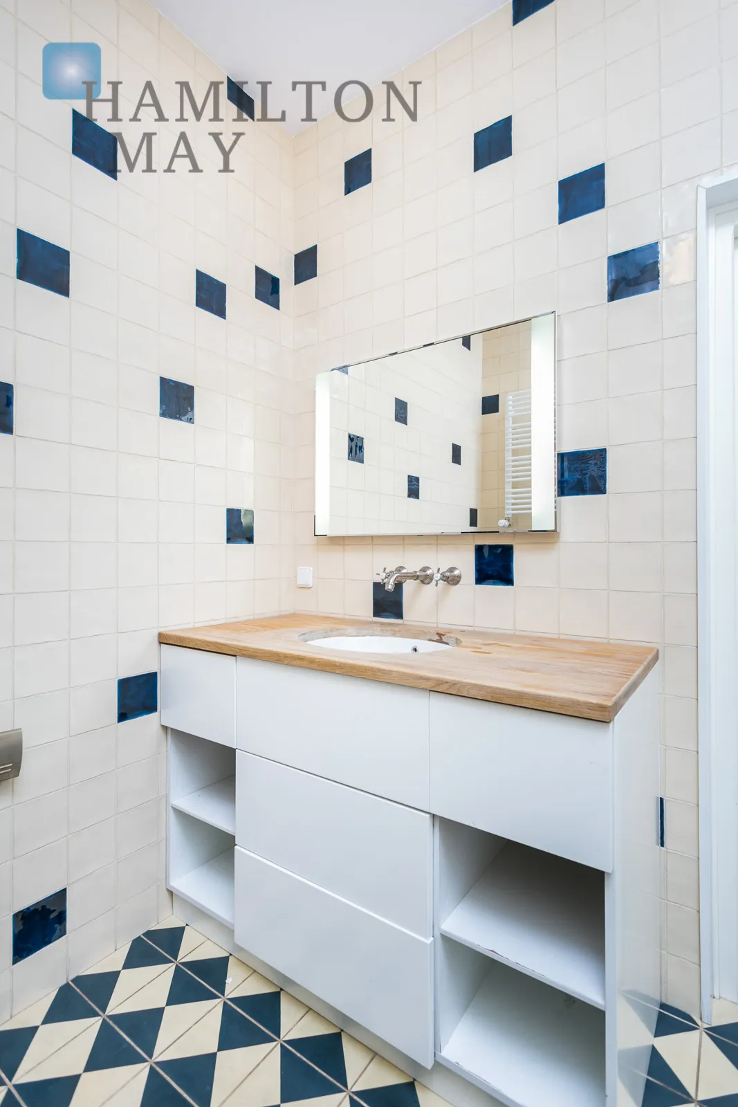 A bright, three-room apartment in the prestigious Eko Park development - slider