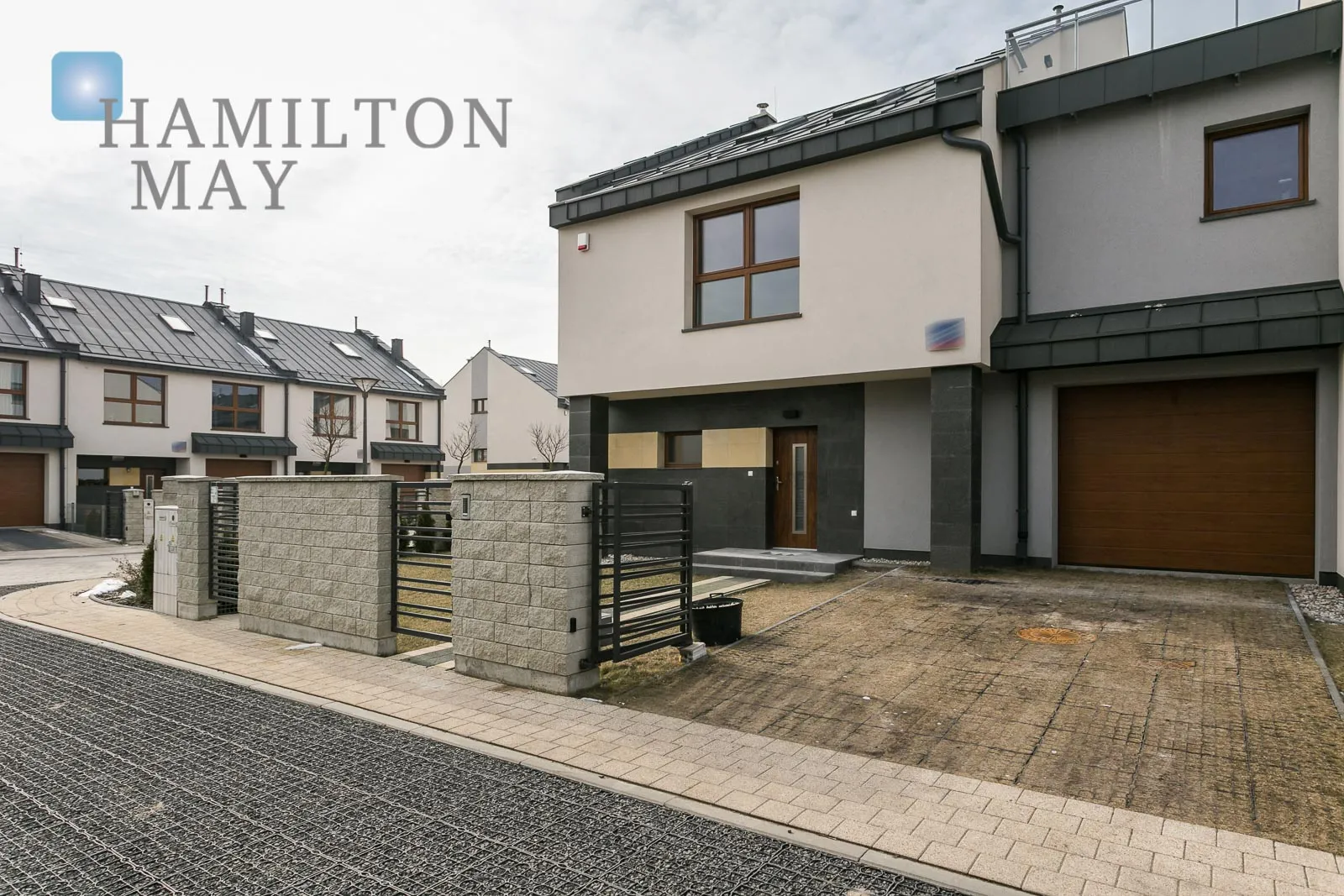 A beautiful, modern house in the Kapriola estate, right next to Miasteczko Wilanów - slider