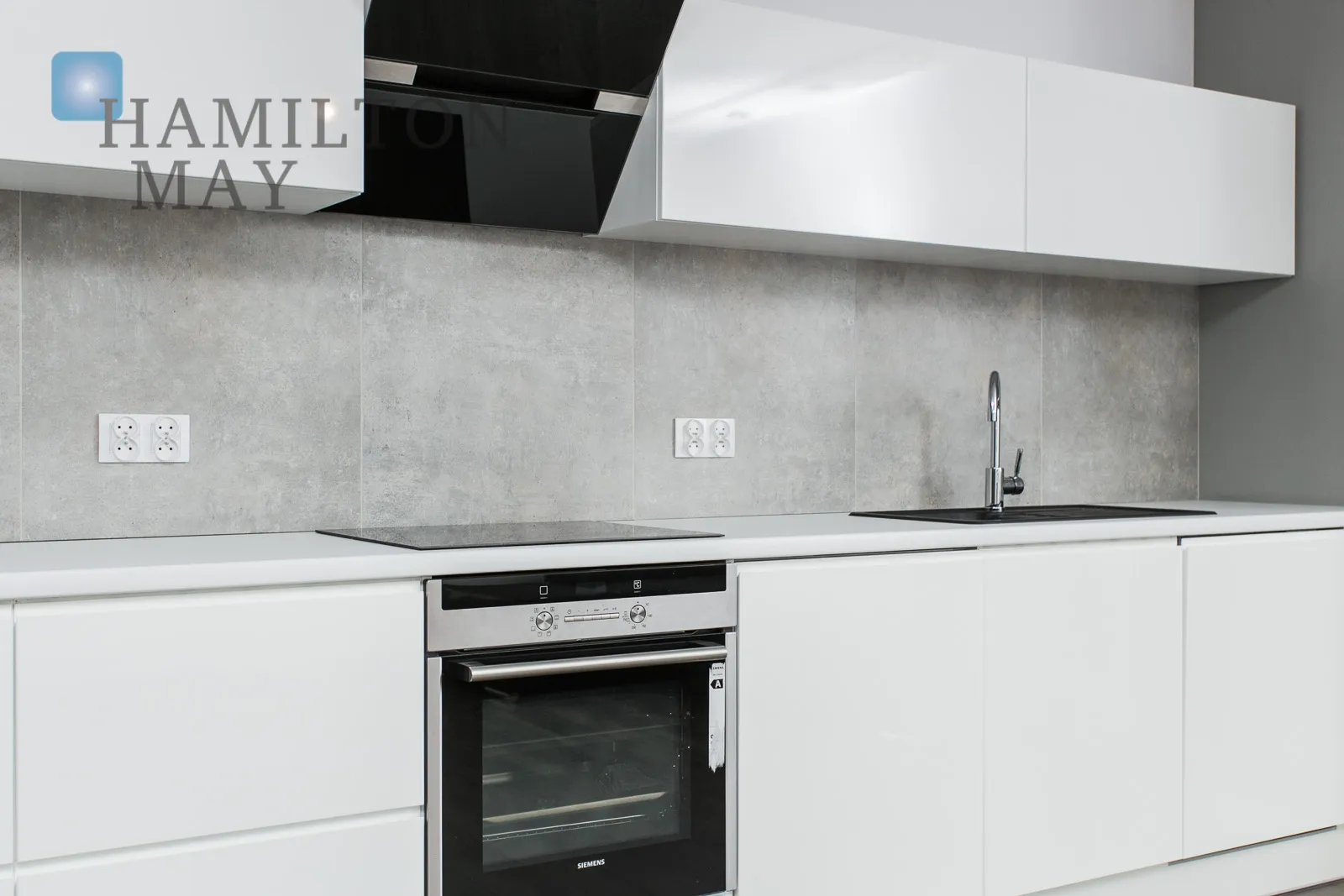 Air-conditioned apartment with a large balcony near Błonia and the Old Town - slider
