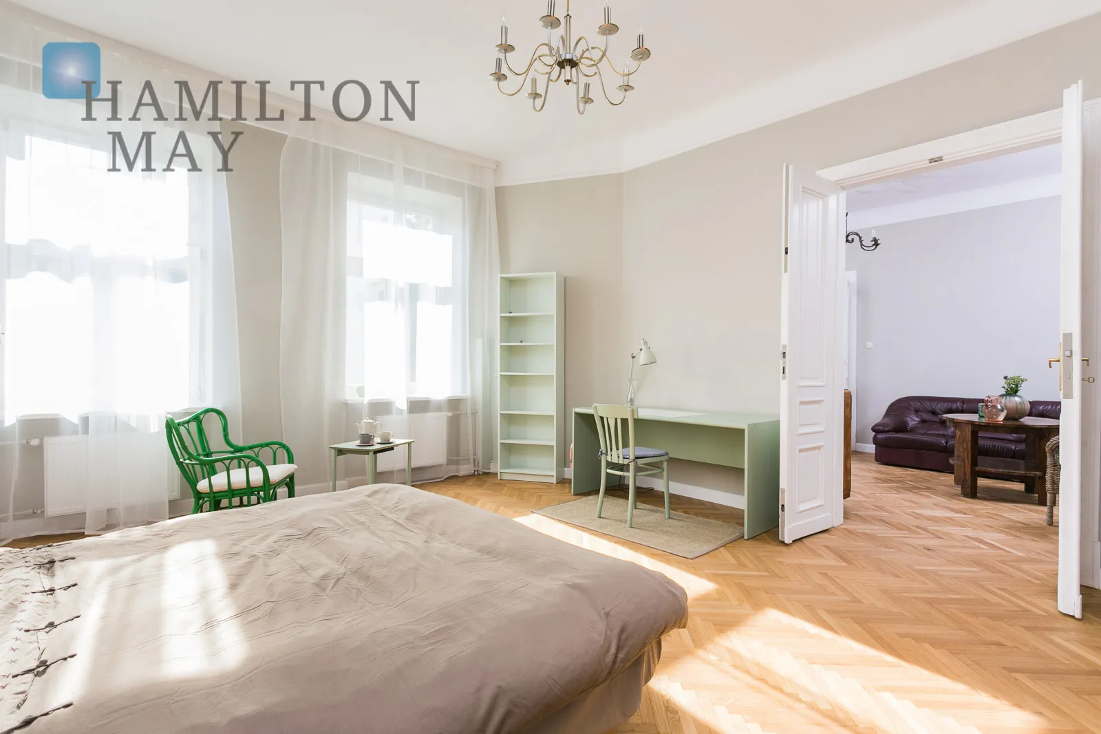 A cozy apartment in a pre-war tenement house in the city center - slider