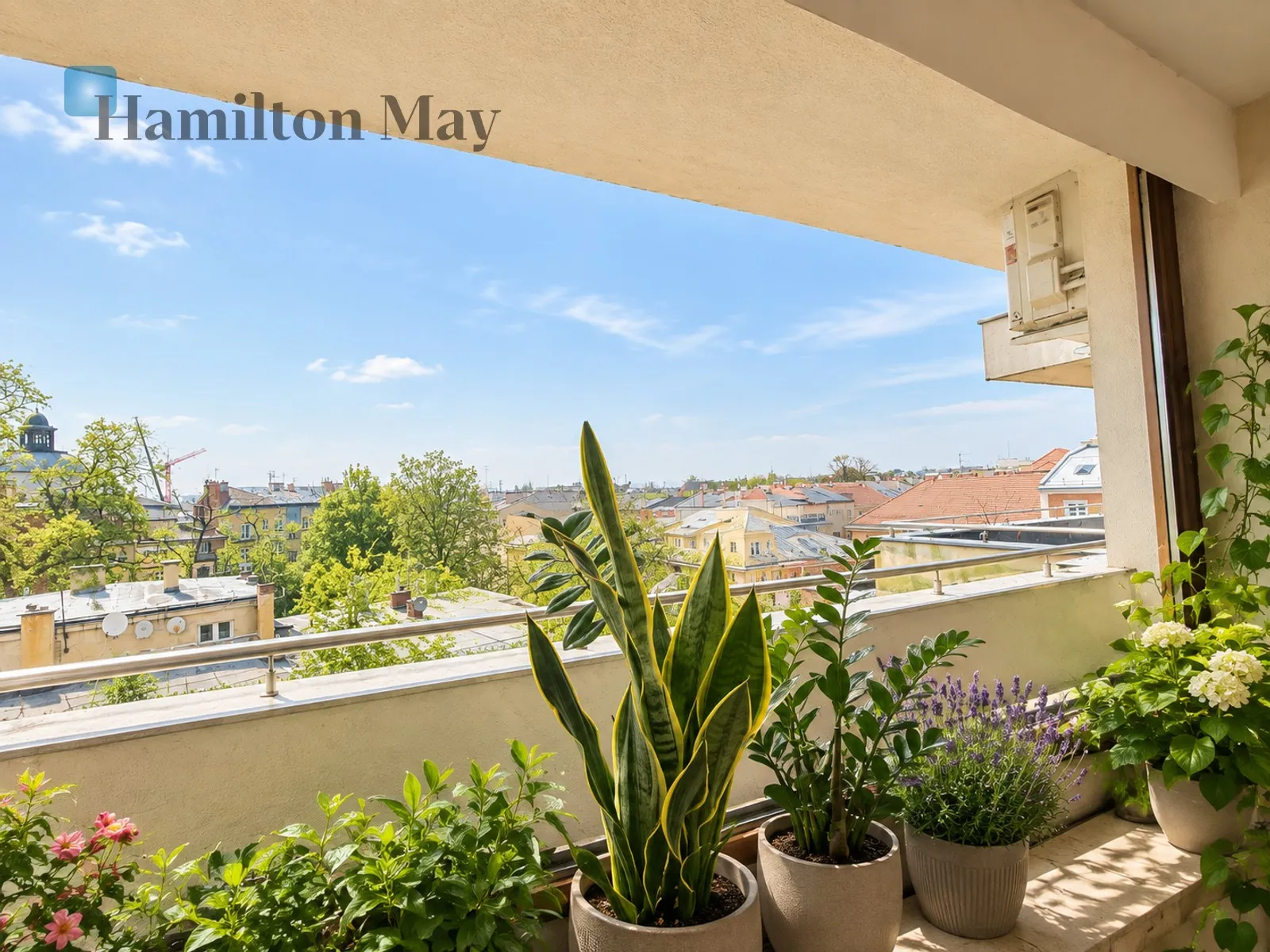A unique 135 m² penthouse with a 128 m² terrace in the heart of the Old Town - slider