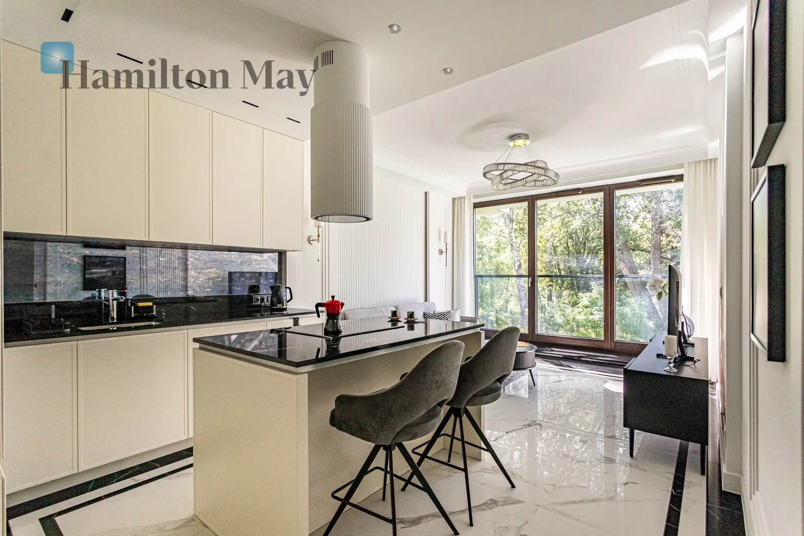 Elegant two-room apartment with a view of Skaryszewski Park - slider