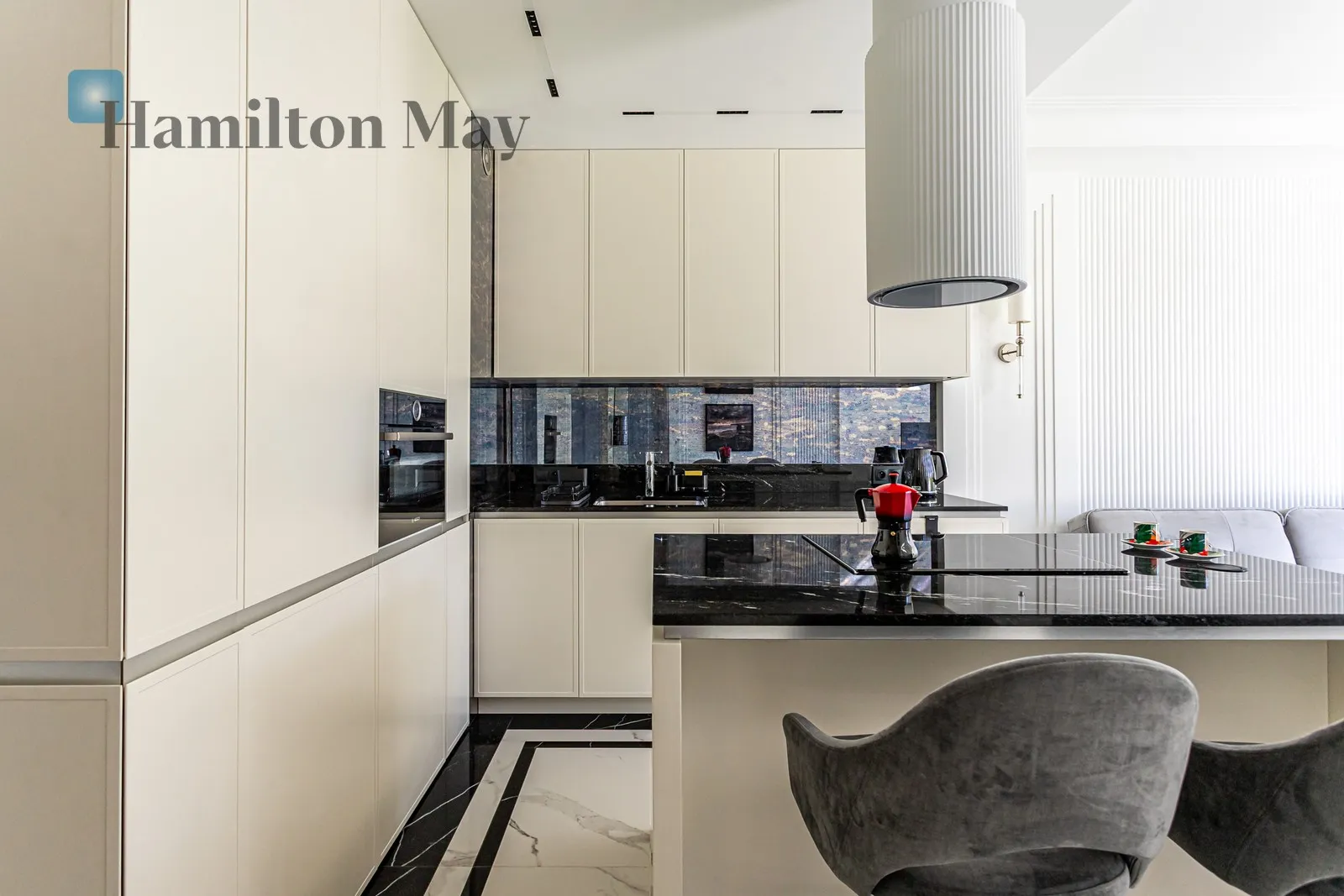 Elegant two-room apartment with a view of Skaryszewski Park - slider
