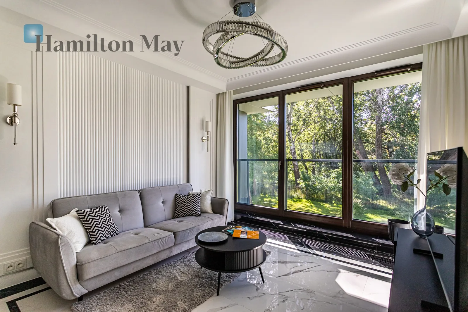 Elegant two-room apartment with a view of Skaryszewski Park - slider